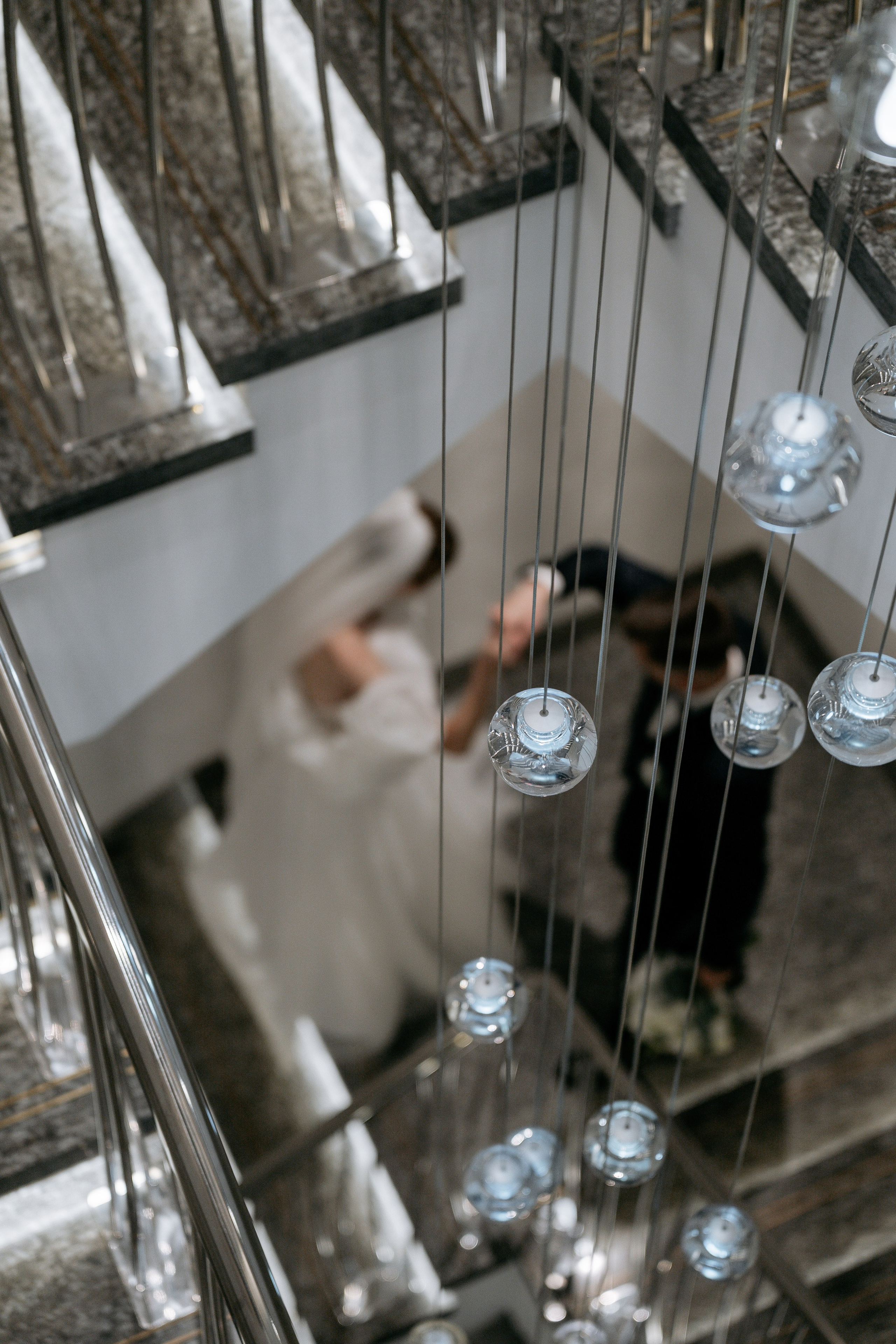 Фотограф Новороссийск - свадебная фотосессия пары на красивой лестнице в городе.