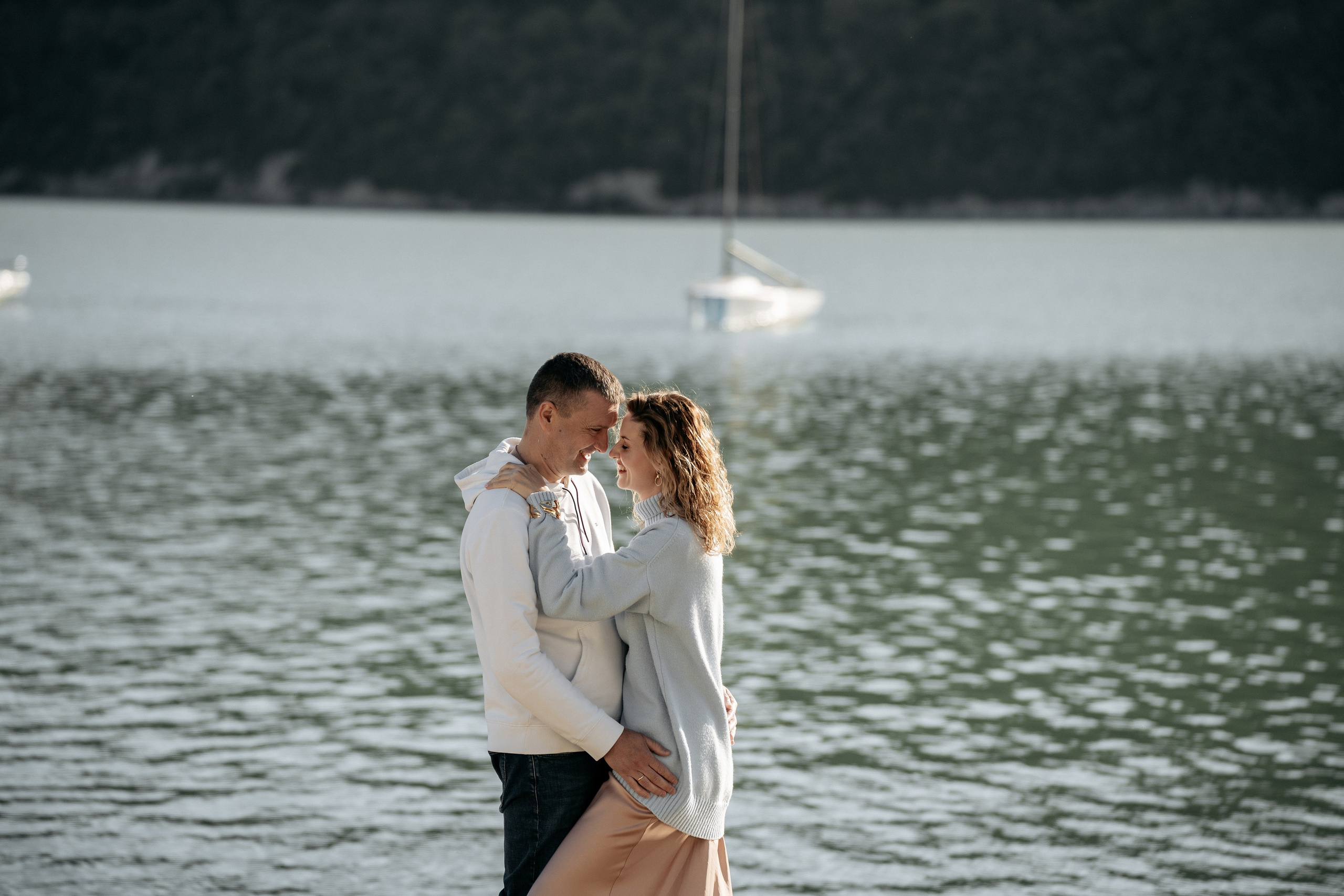 Нежные объятия у воды – лучшие кадры в локации Краснодарского края, озеро Абрау-Дюрсо