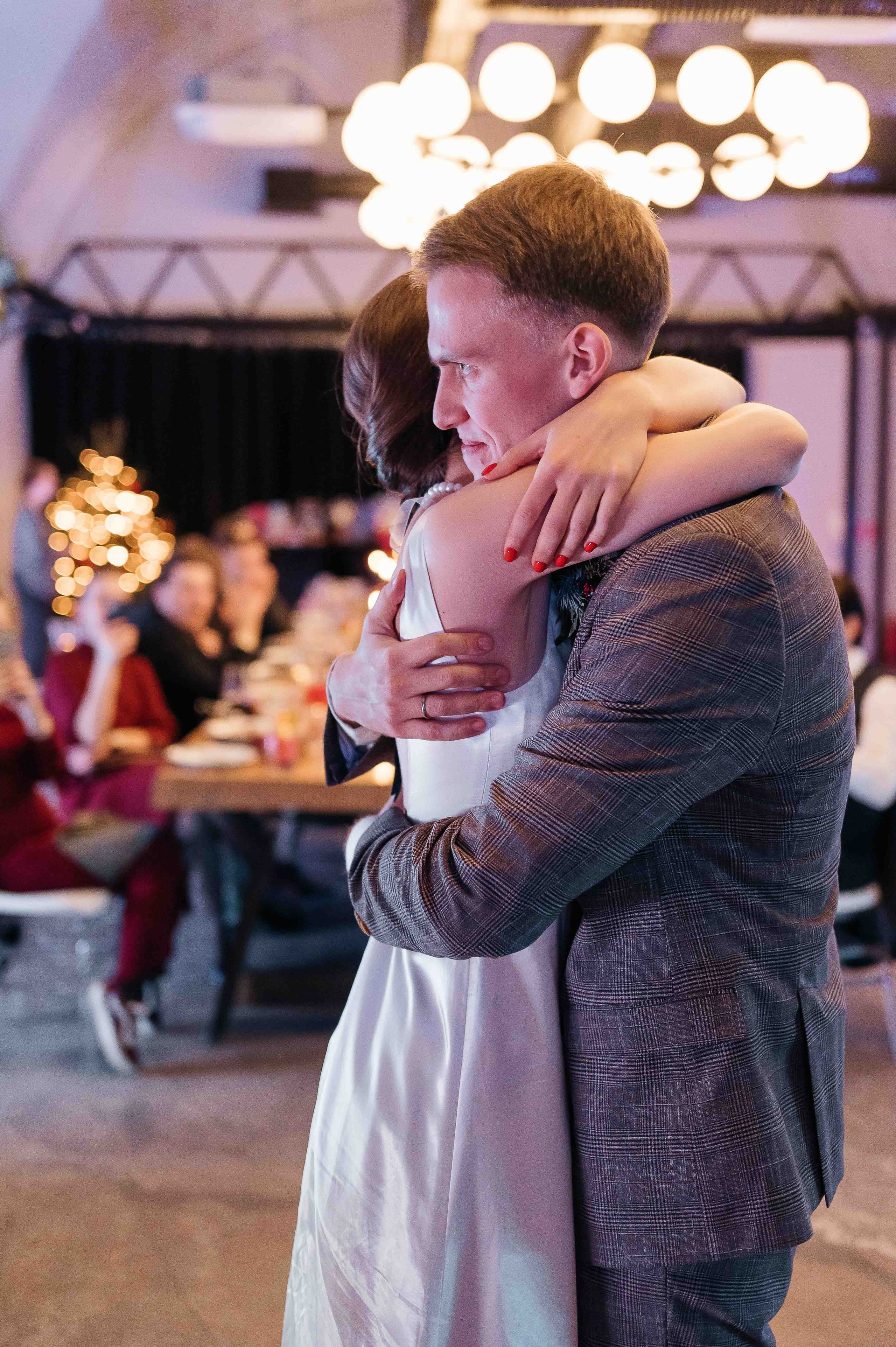 Утро невесты в гостинице. Свадебный и семейный фотограф в Котласе Никита Попов