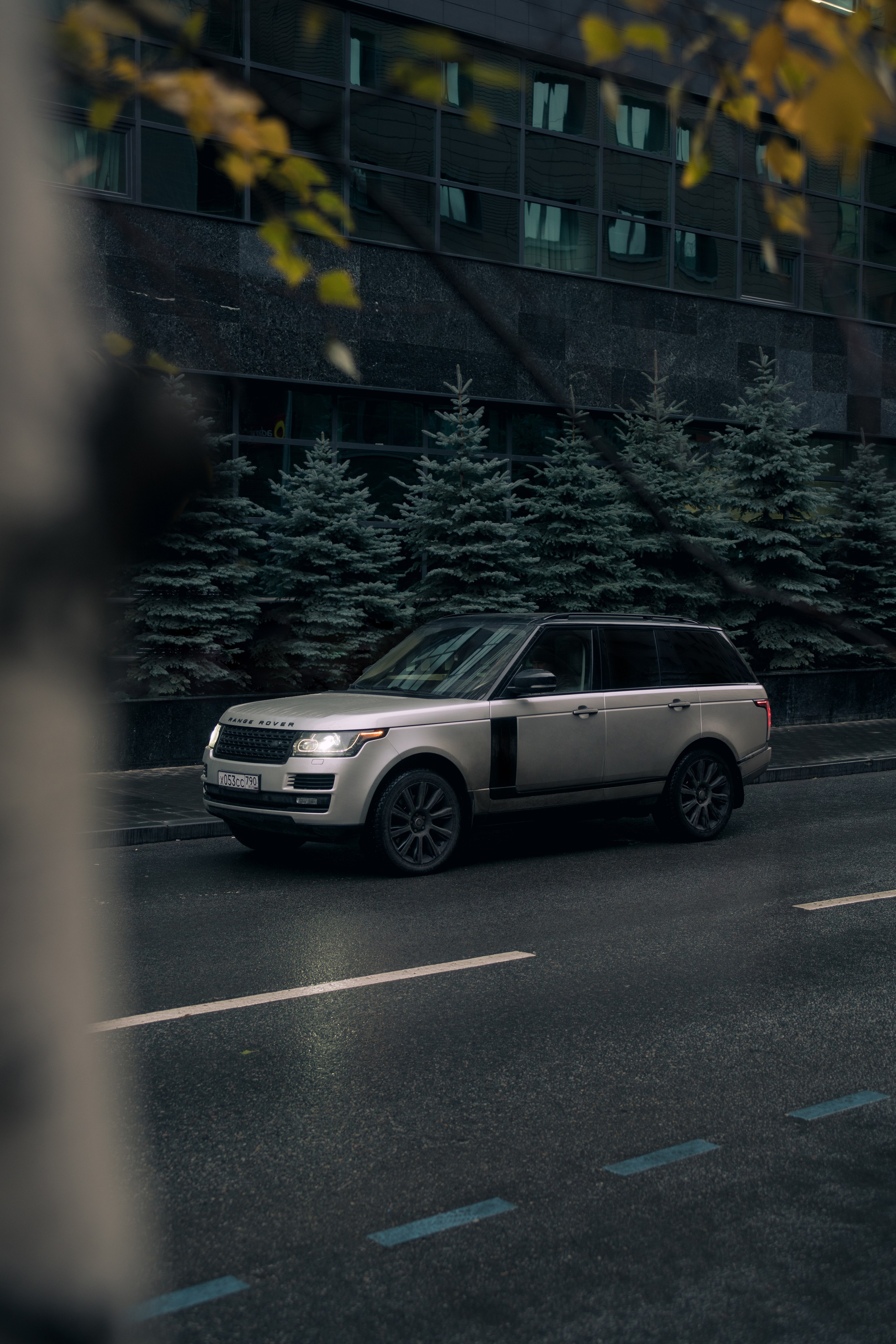 Range Rover в центре Москвы. Жуков Илья  свадебный фотограф в Москве