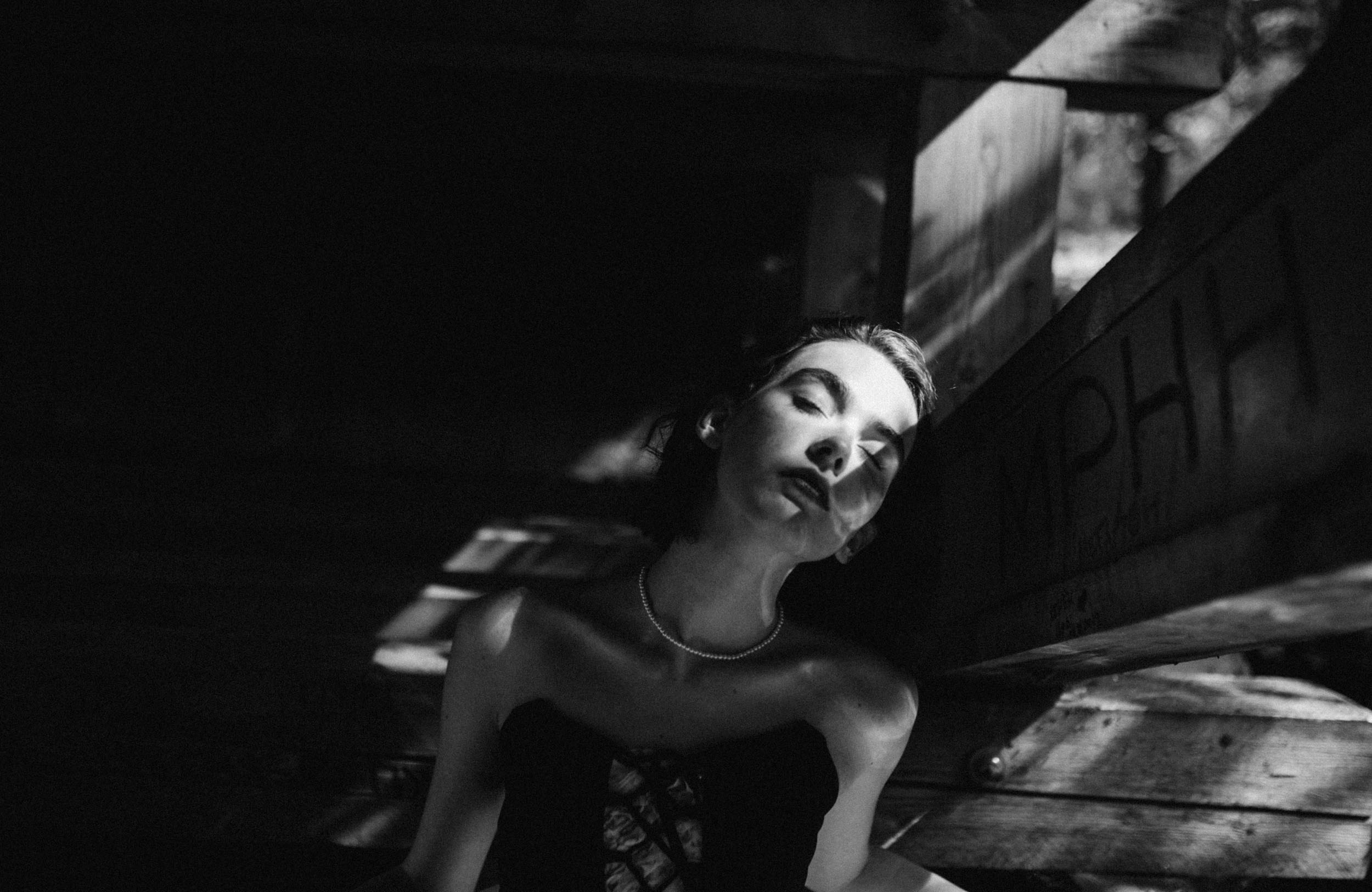 Молодая девушка в лодке