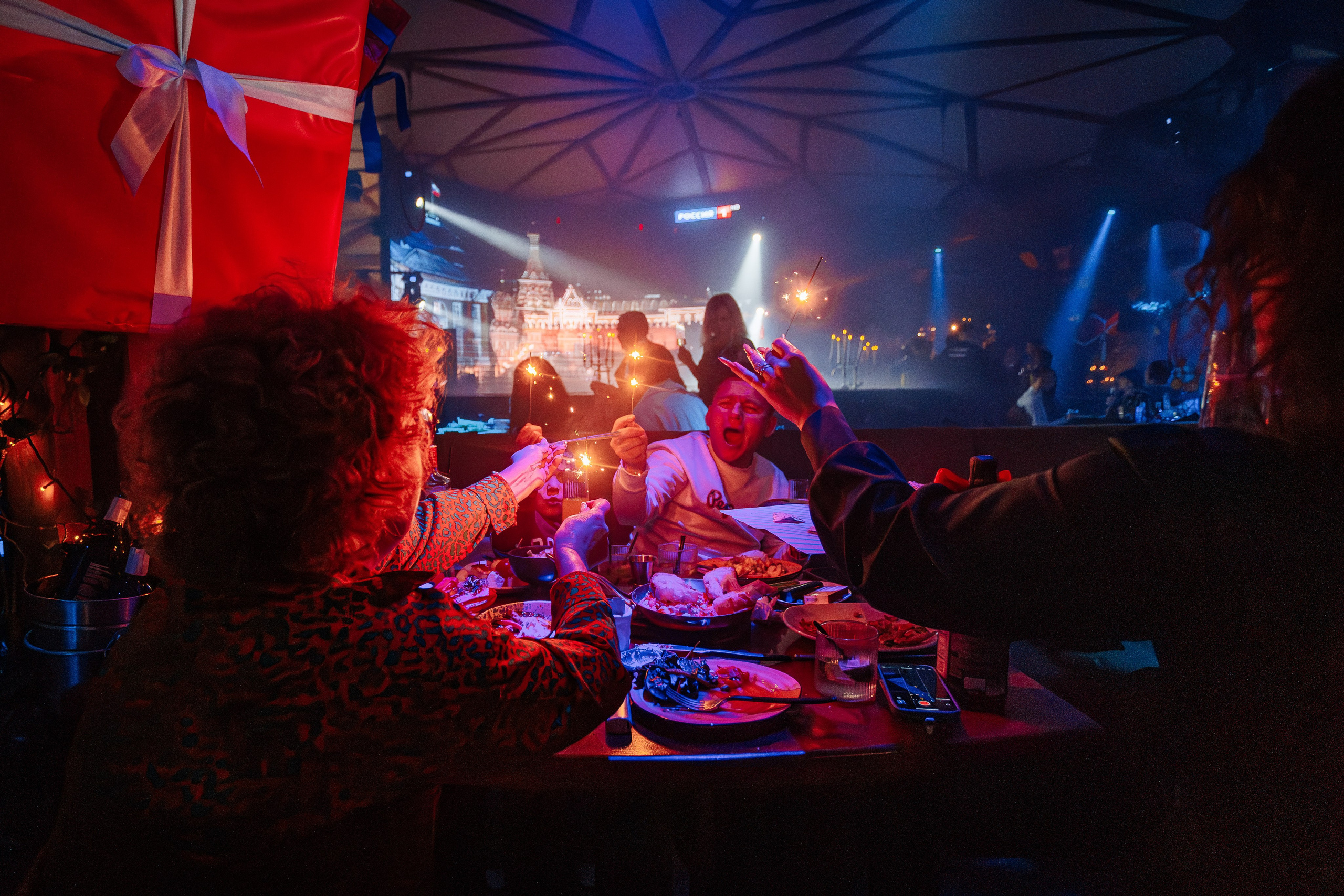 Новогодняя шоу-программа «MAGIC TIME» в PTIZZA BAR_Ялта_31.12.2025. Аминов Руслан | Фотограф