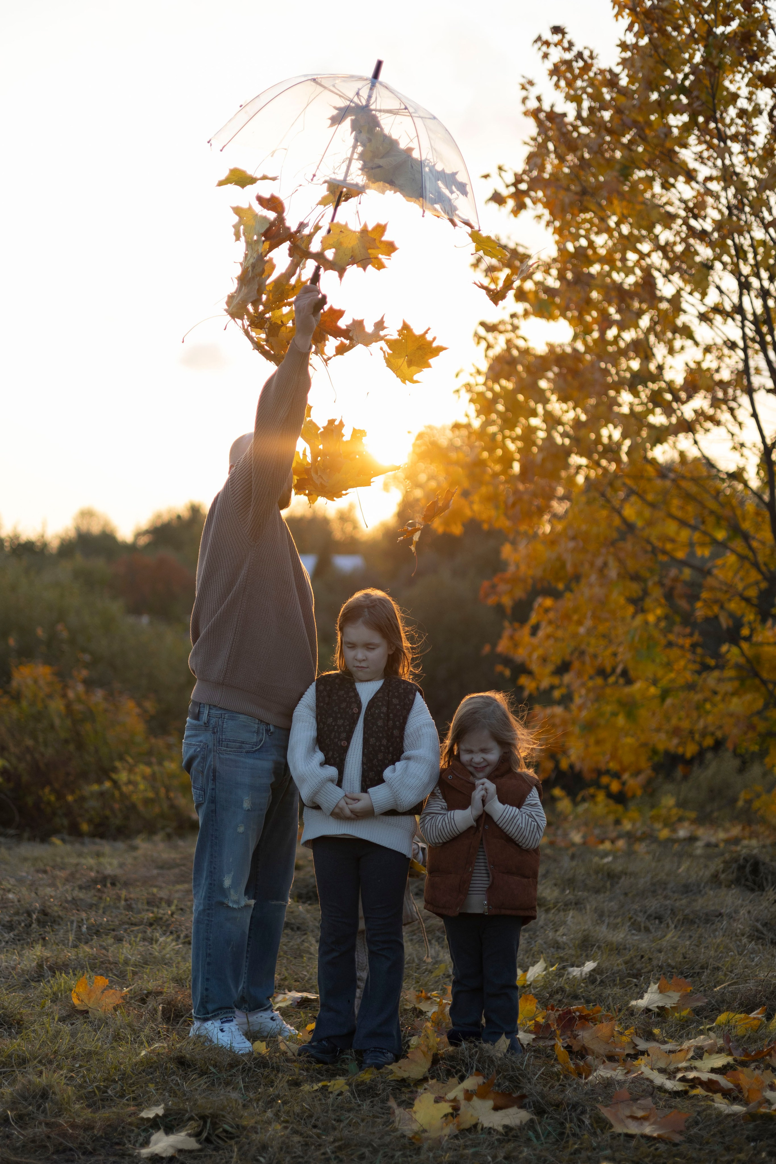 Осенняя прогулка папы с дочками. Семейный и детский фотограф в Москве Анастасия Мурга
