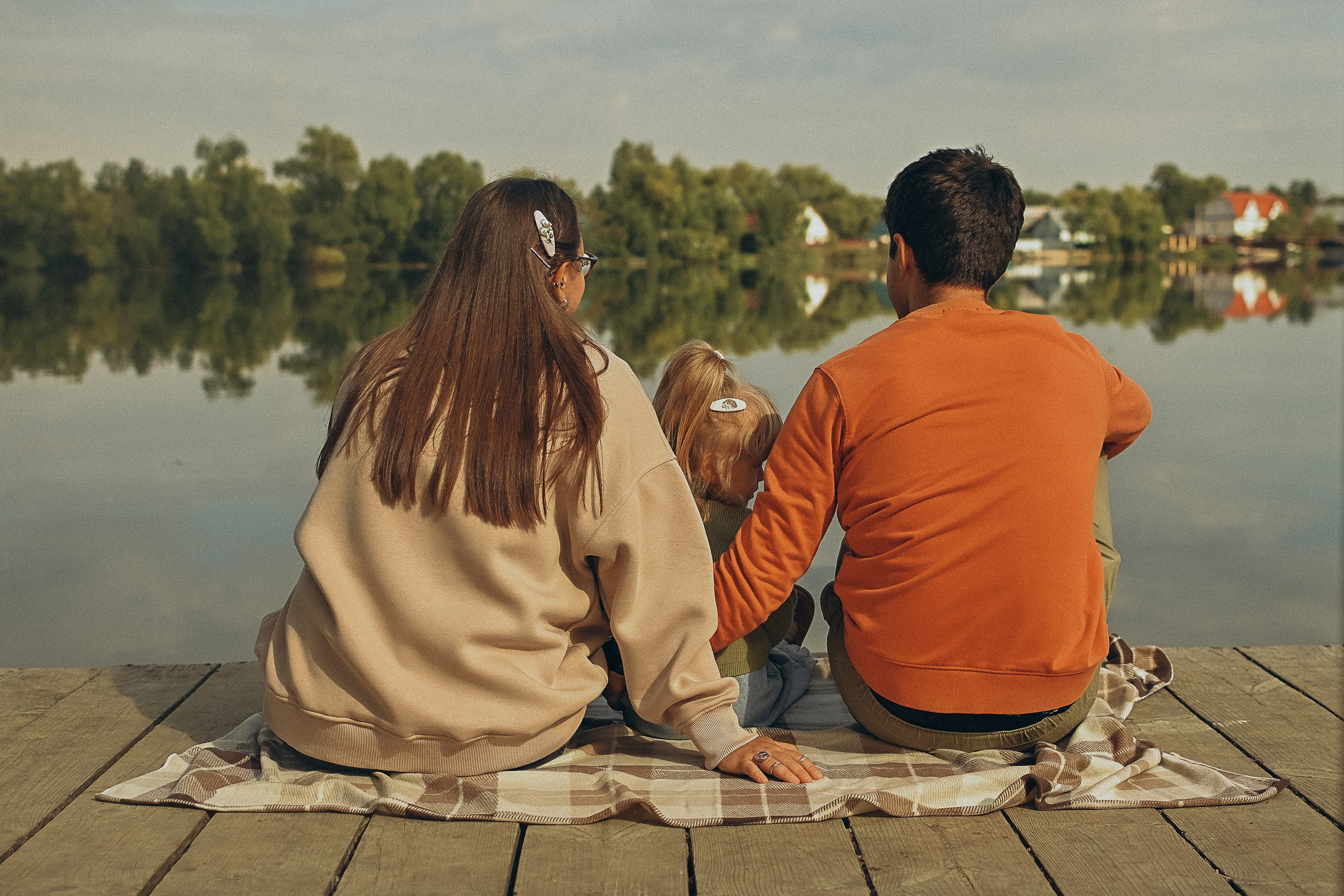 Юля, Женя и Агата. Семейная фотосессия на берегу реки. Евгения Черных I Фотограф Пенза