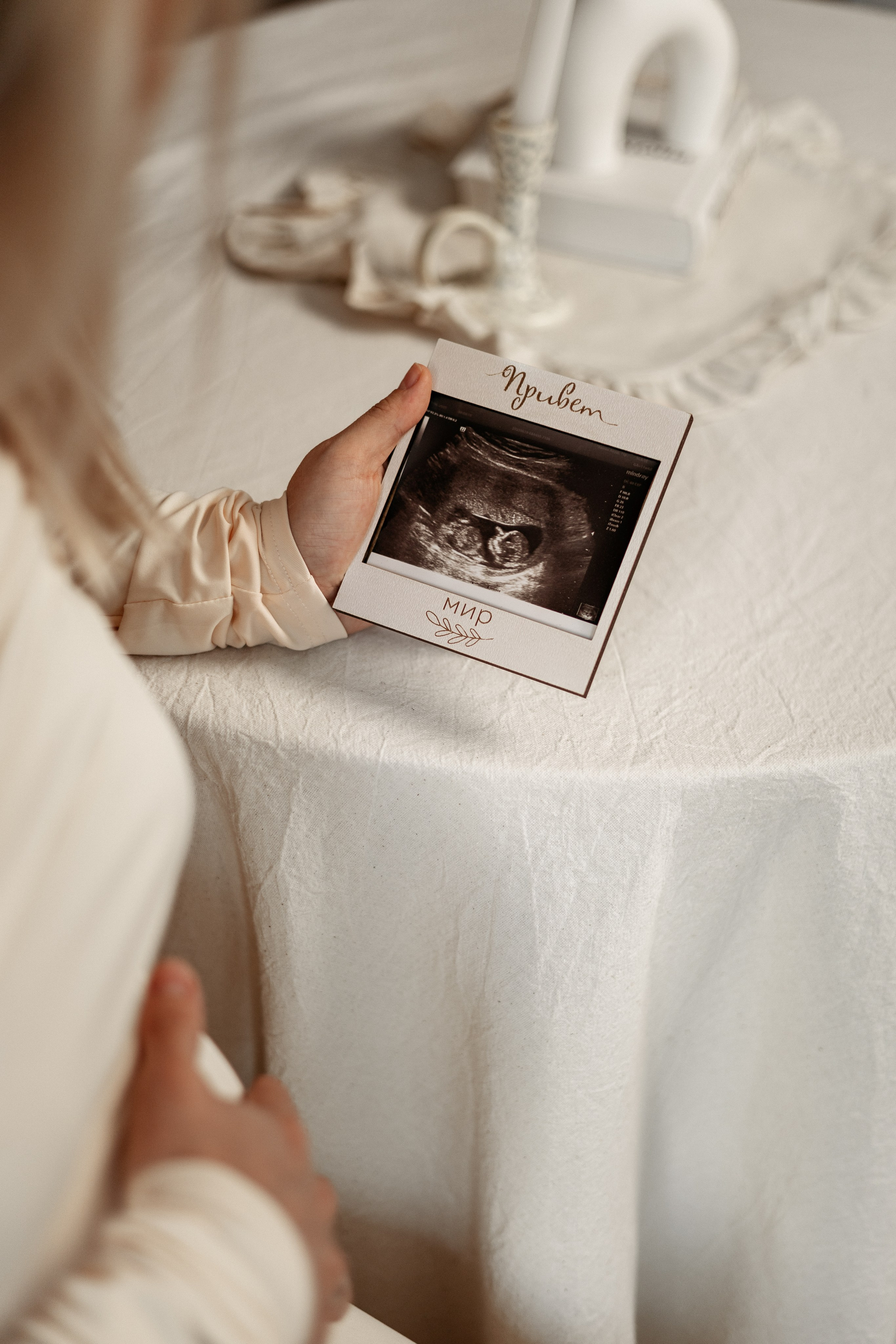 Фото "Мамино сердце": будущая мама рисует чернилами символ сердца на своем животе, прямо над местом, где находится малыш.