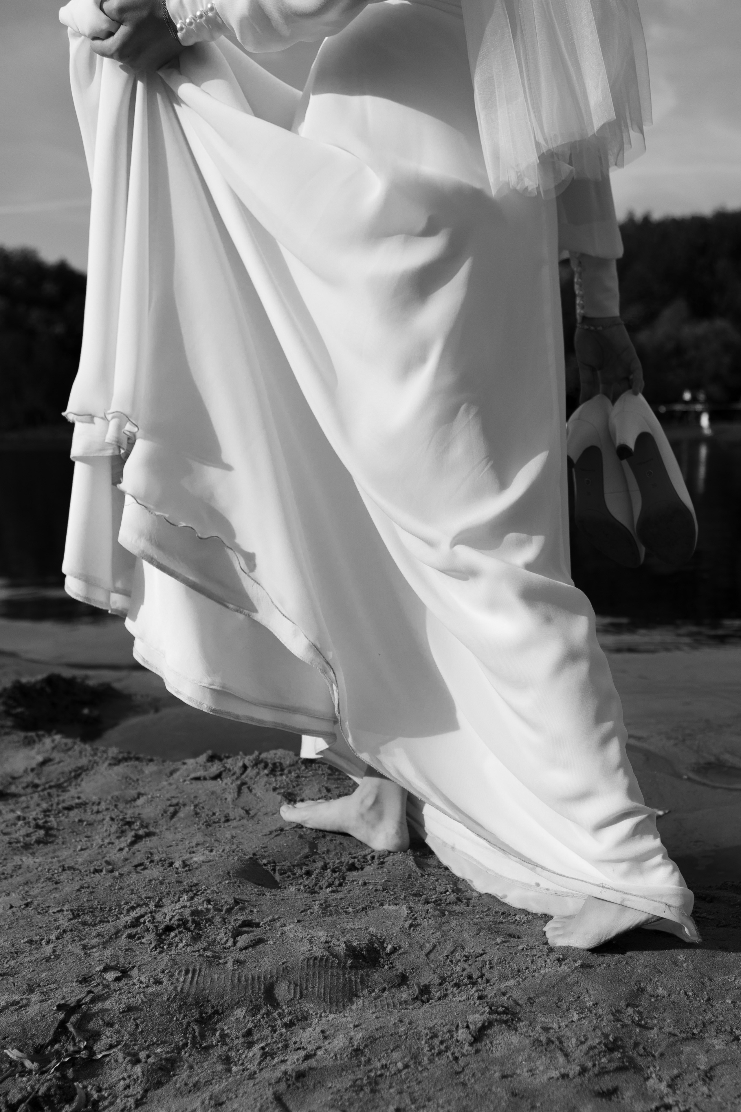 свадебная фотосессия на пляже, невеста босиком идет по песку, свадебный фотограф в Москве