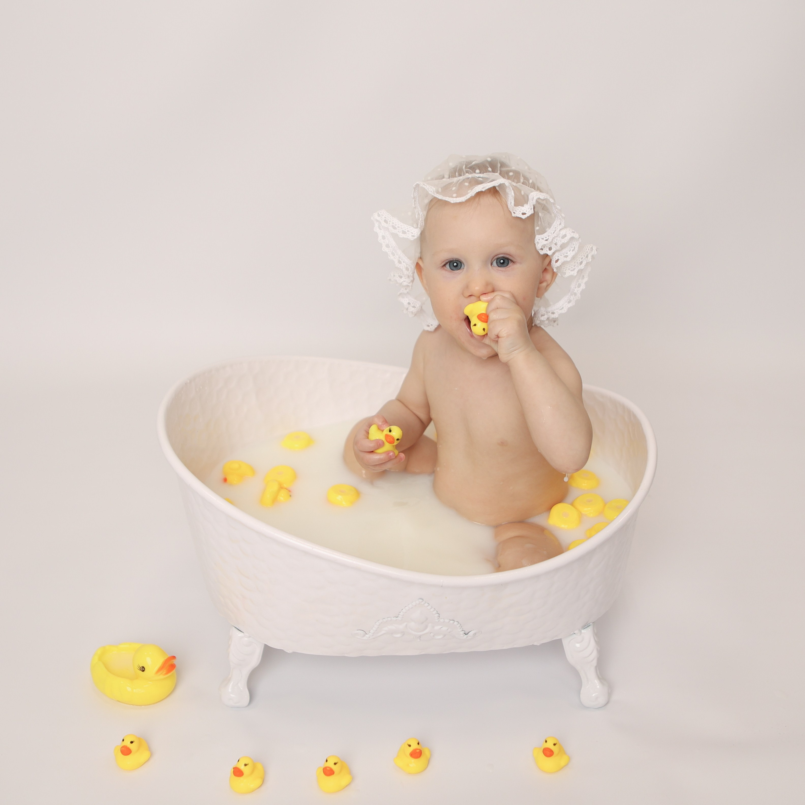 Молочные ванночки. Фотограф новорожденных. Детский и семейный фотограф Марьяна Юдина