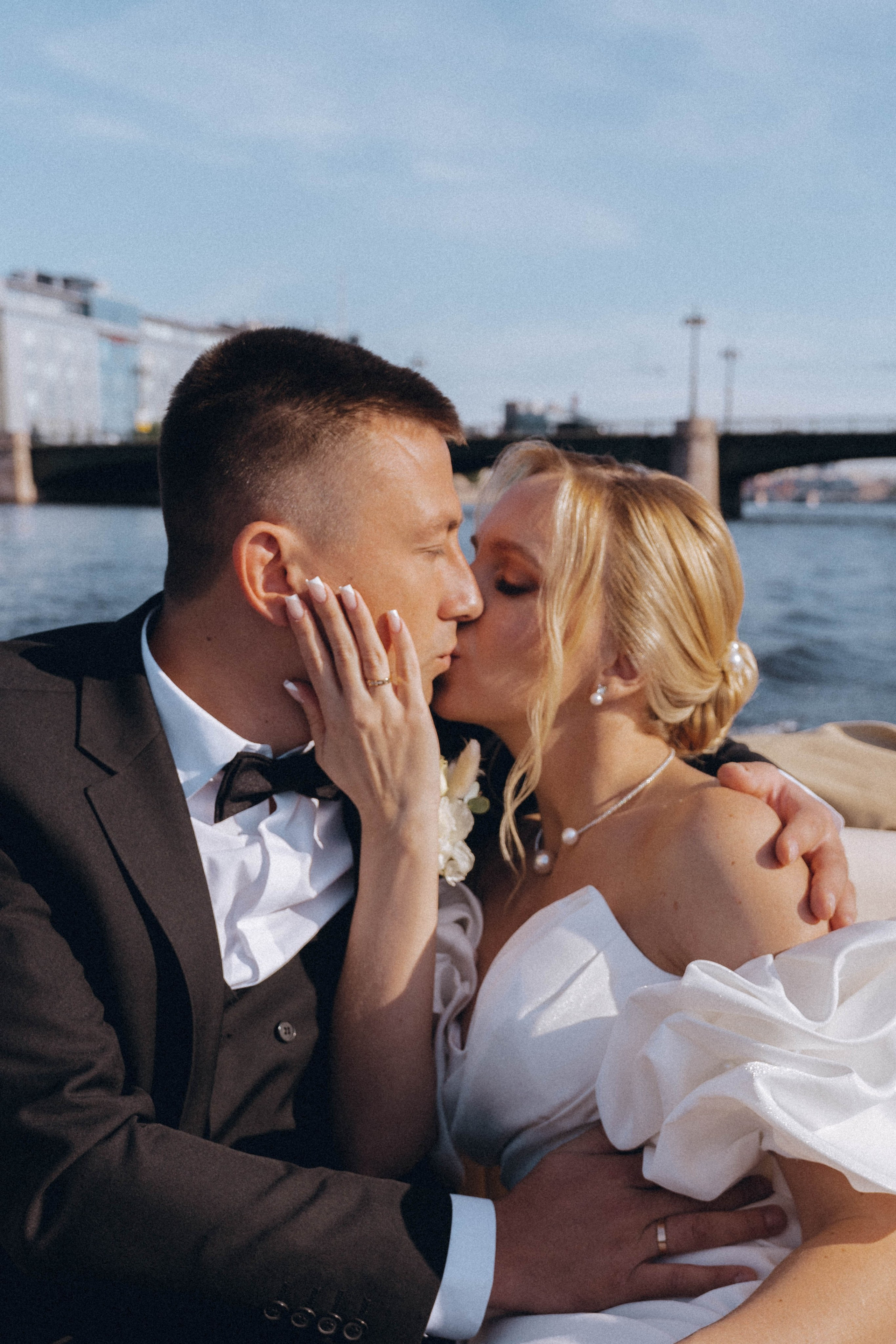 СВАДЕНБНАЯ СЬЕМКА НА КАТЕРЕ ПО КАНАЛАМ САНКТ-ПЕТЕРБУРГА И В АКВАТОРИИ НЕВЫ. Профессиональный фотограф, Санкт-Петербург — Виктория Богомолова