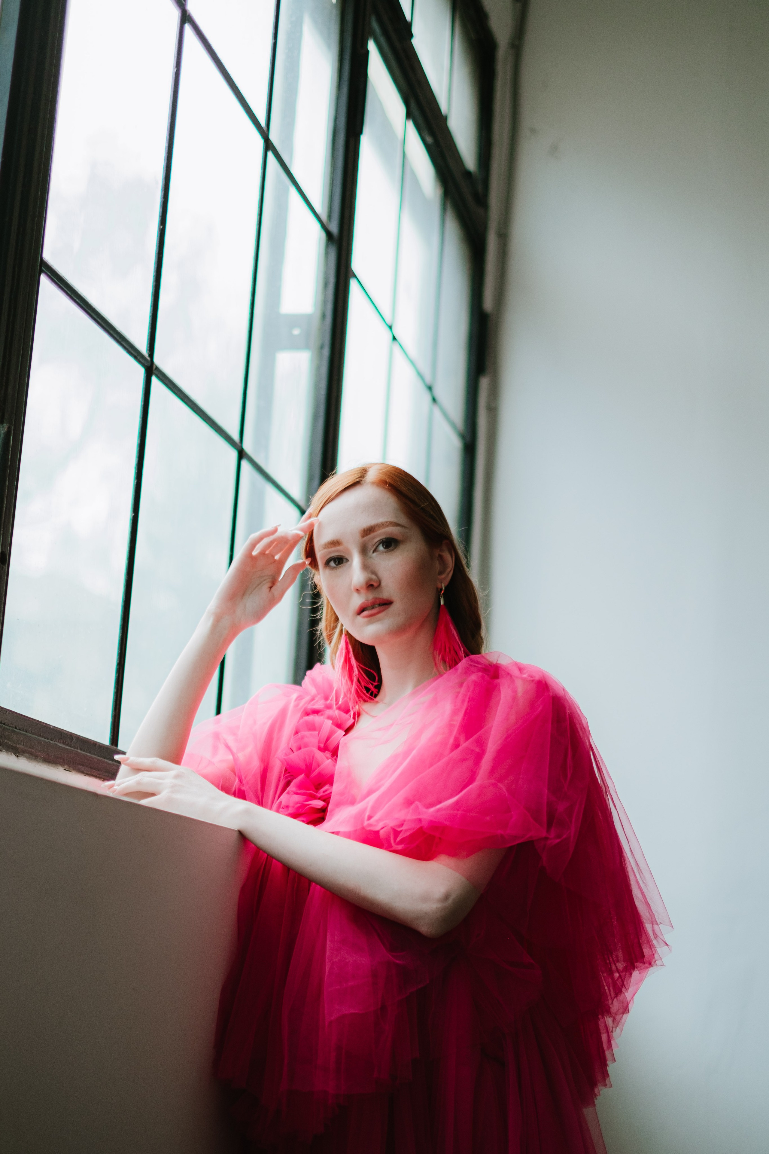 Студийная фотосессия в Москве, с красивым платьем цвета фуксии