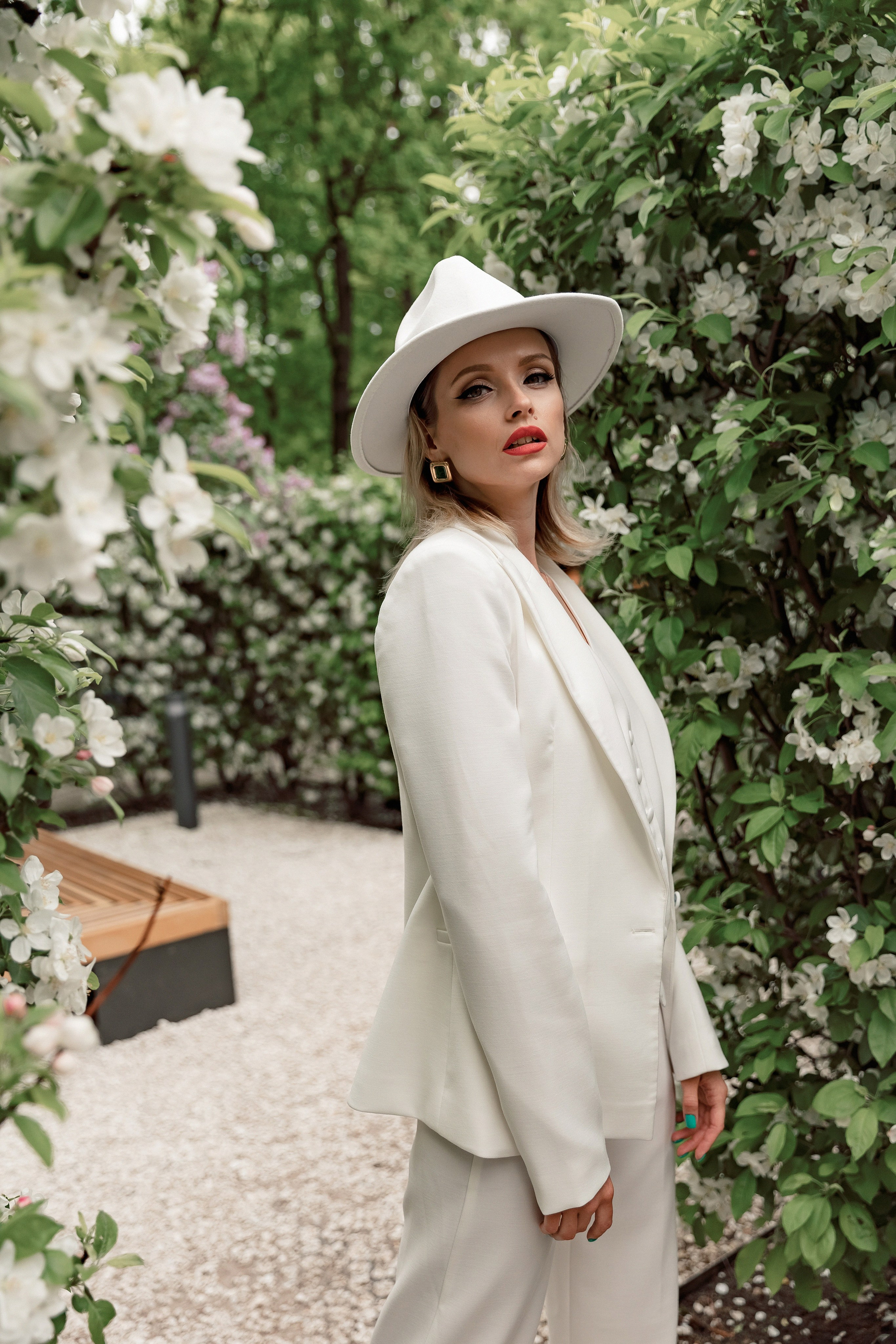 Портретная фотосессия Даши среди яблонь. Свадебный фотограф Москва