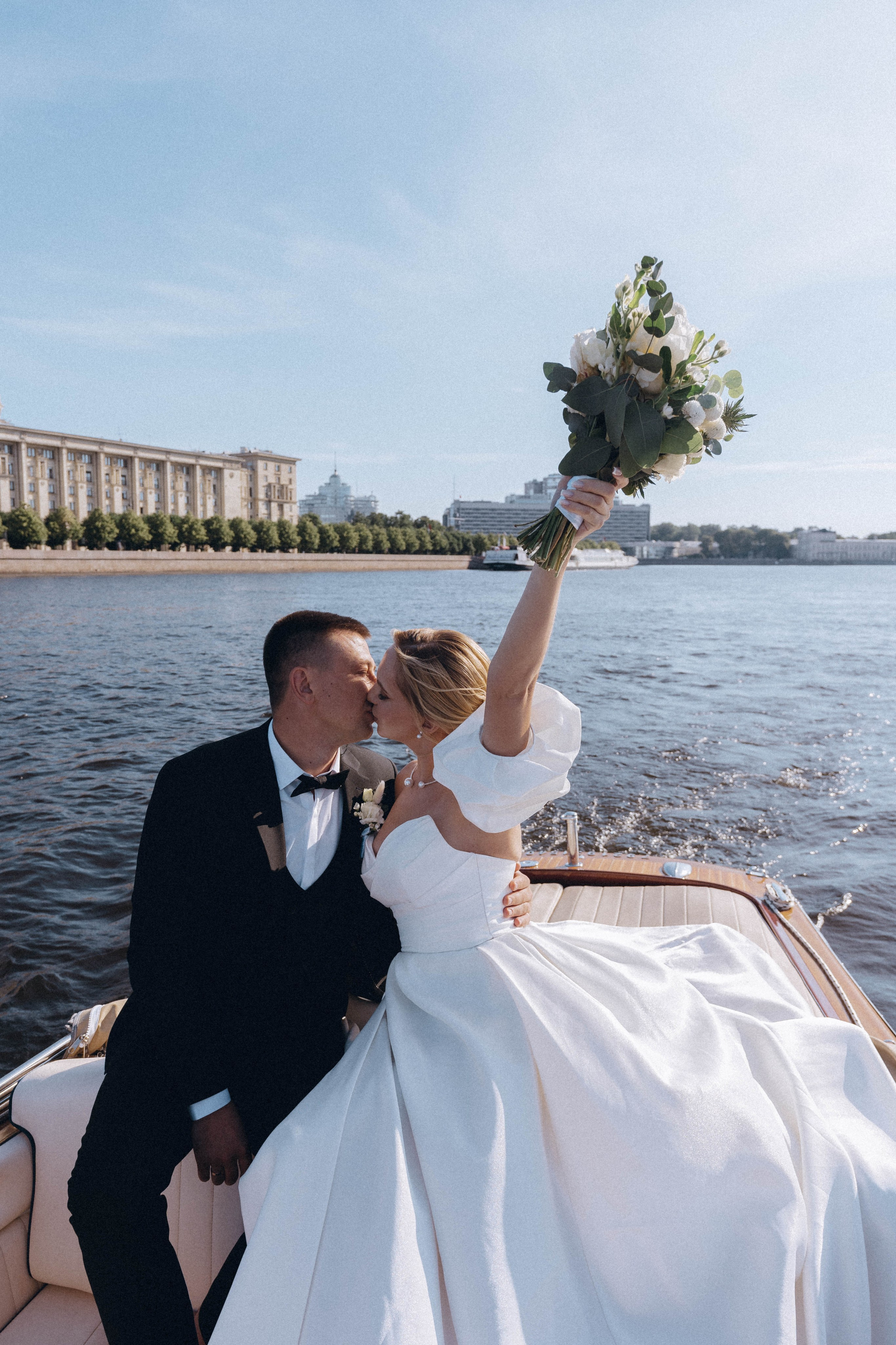 СВАДЕНБНАЯ СЬЕМКА НА КАТЕРЕ ПО КАНАЛАМ САНКТ-ПЕТЕРБУРГА И В АКВАТОРИИ НЕВЫ. Профессиональный фотограф, Санкт-Петербург — Виктория Богомолова