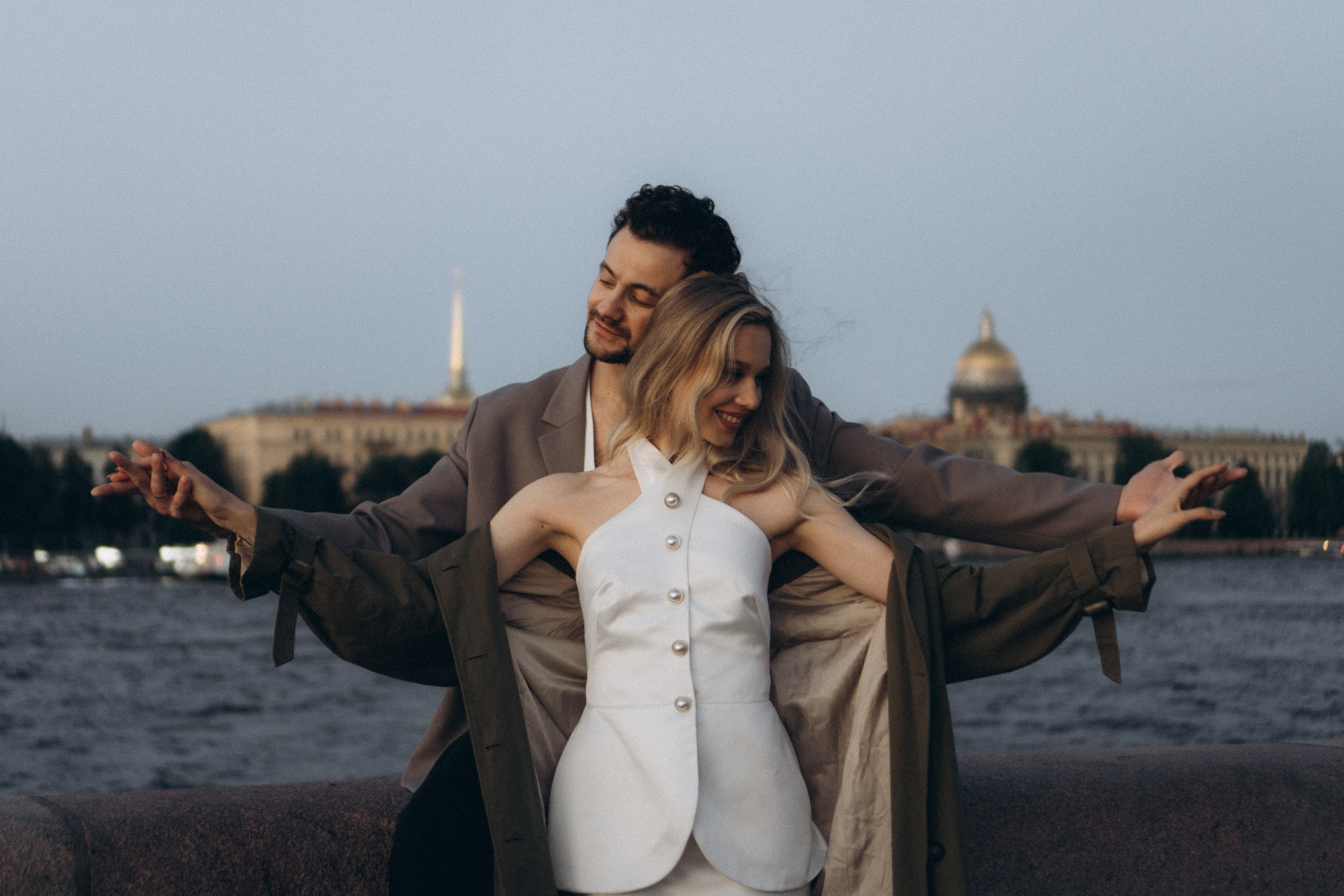 СВАДЕБНАЯ СЬЕМКА ПАРЫ НА РАССВЕТЕ В БЕЛЫЕ НОЧИ И ПРОГУЛКА С РАЗВОДНЫМИ МОСТАМИ И ПИКНИК ВОЗЛЕ ИСАКИЕВСКОГО СОБОРА. Профессиональный фотограф, Санкт-Петербург — Виктория Богомолова