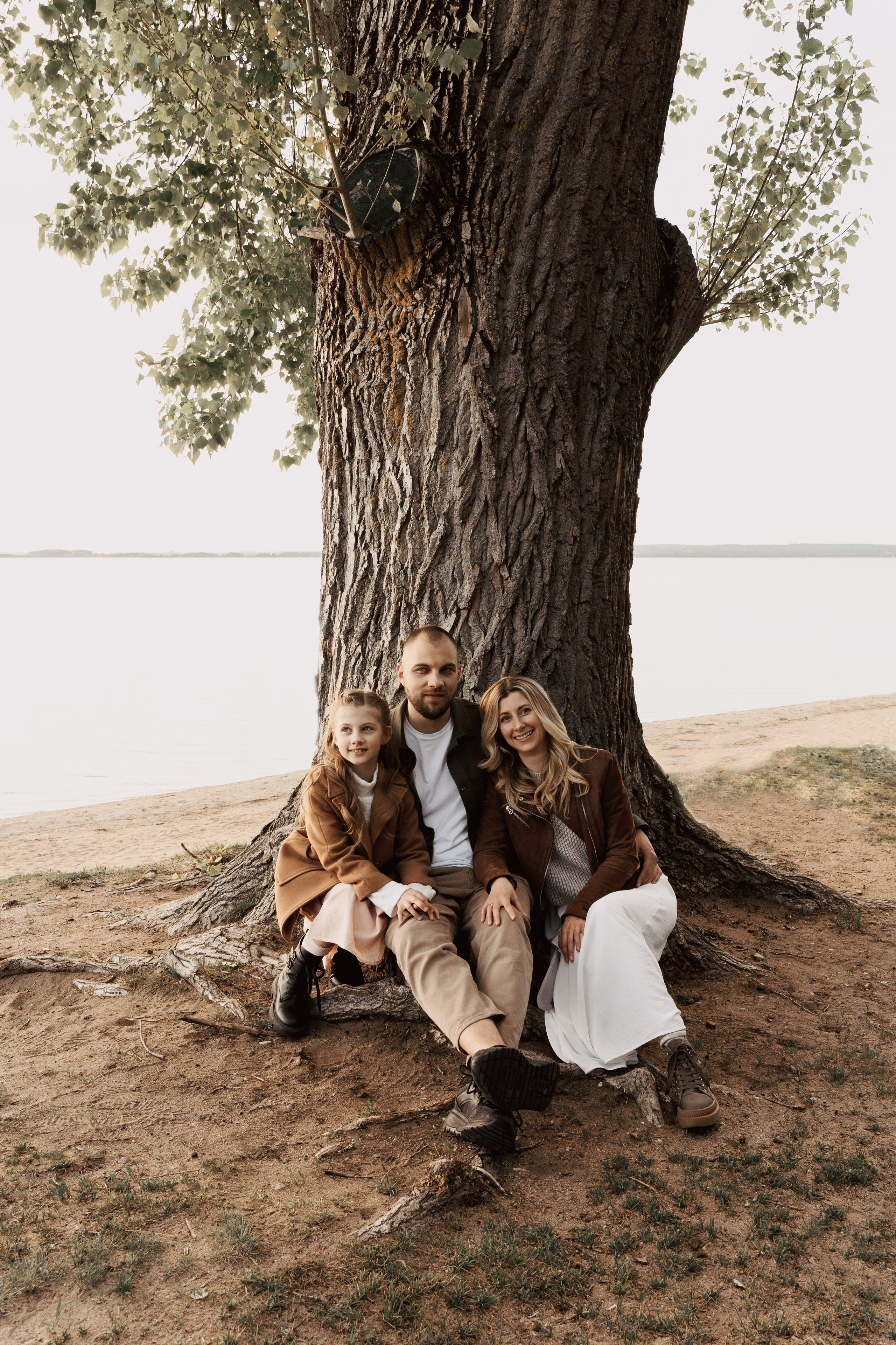 Весеннее тепло семьи на берегу Минского моря. Ваш семейный фотограф в Минске — Вика Трегубова