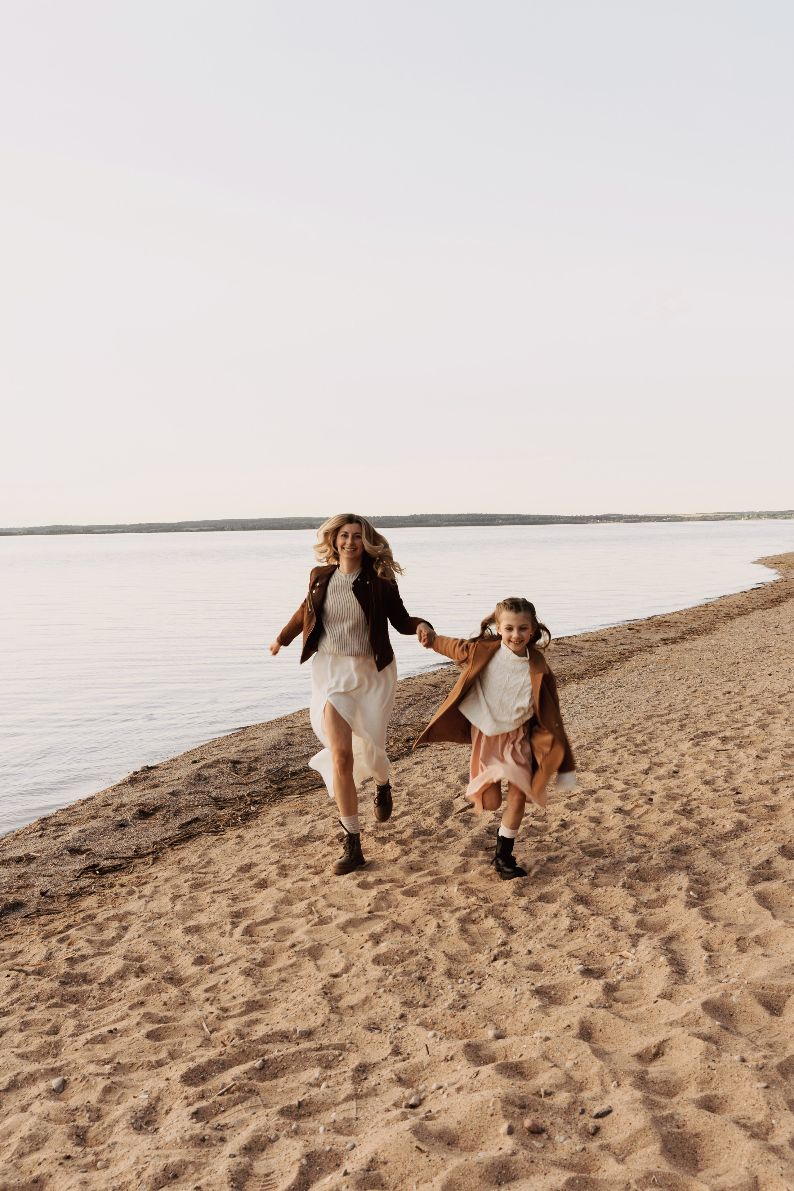 Весеннее тепло семьи на берегу Минского моря. Ваш семейный фотограф в Минске — Вика Трегубова