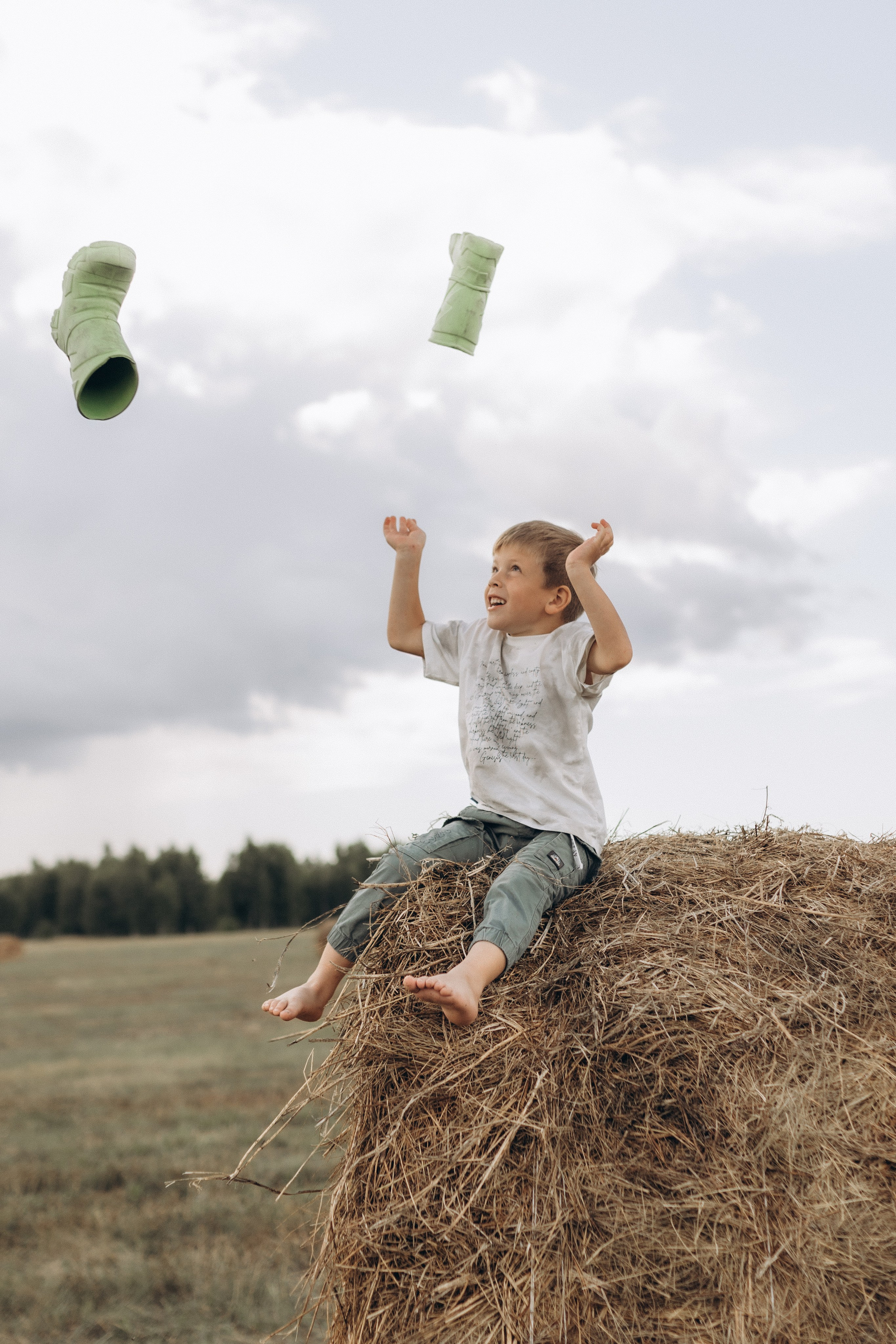 Вика и Миша на сене. Семейный фотограф lifestyle в Новосибирске Елена Шпилевая