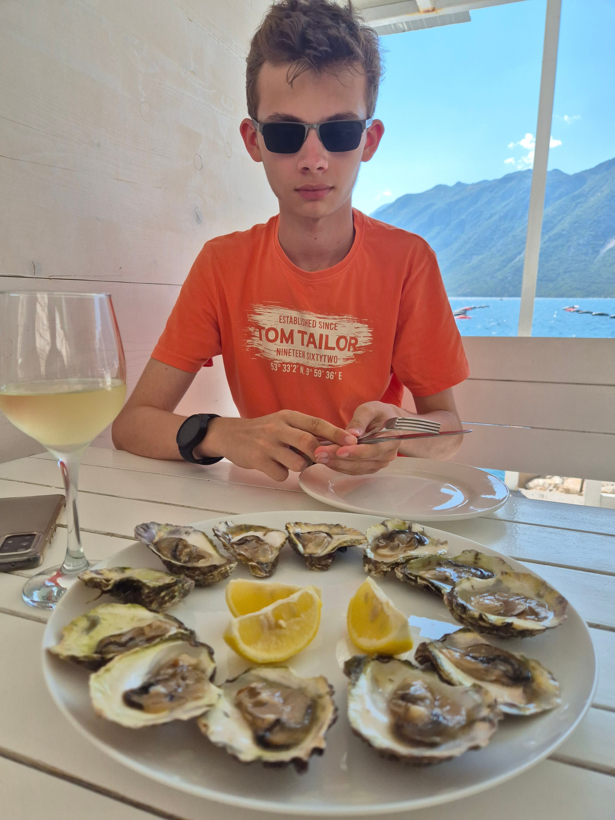 У каждой фермы - небольшое кафе-магазинчик. Незамысловатое меню: устрицы, мидии, рыба, вода, сок, вино. 6 пунктов