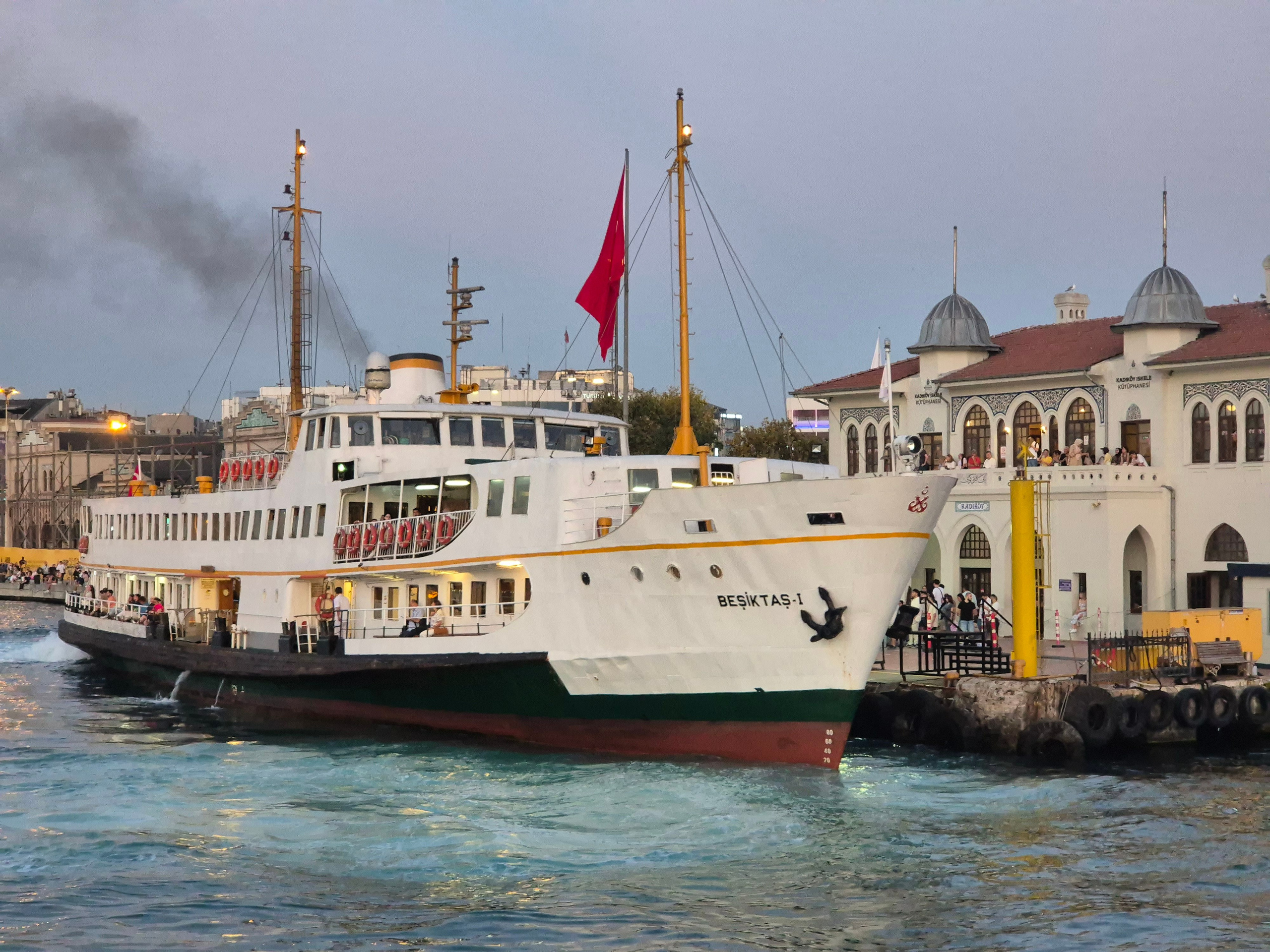 Способов переправиться через Босфор много - и метро, и такси, и автобус. Но самый красивый - на кораблике
