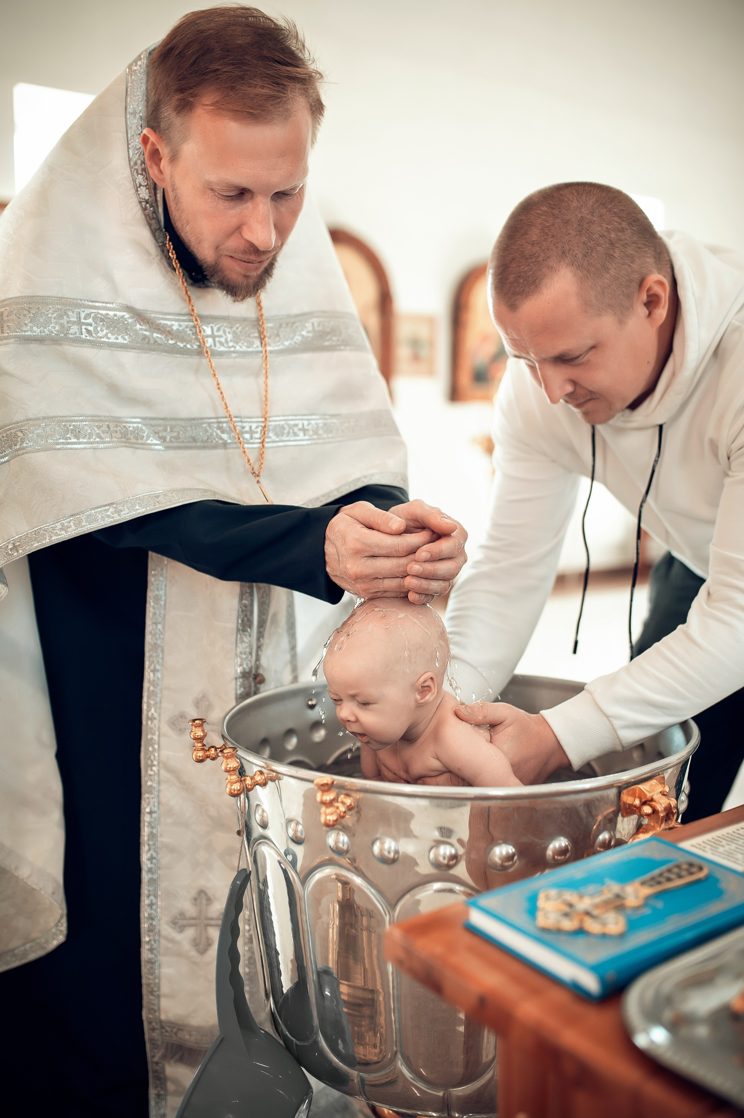 Фотографии момента погружения в купель (Таинство крещения). Moscow_CPC