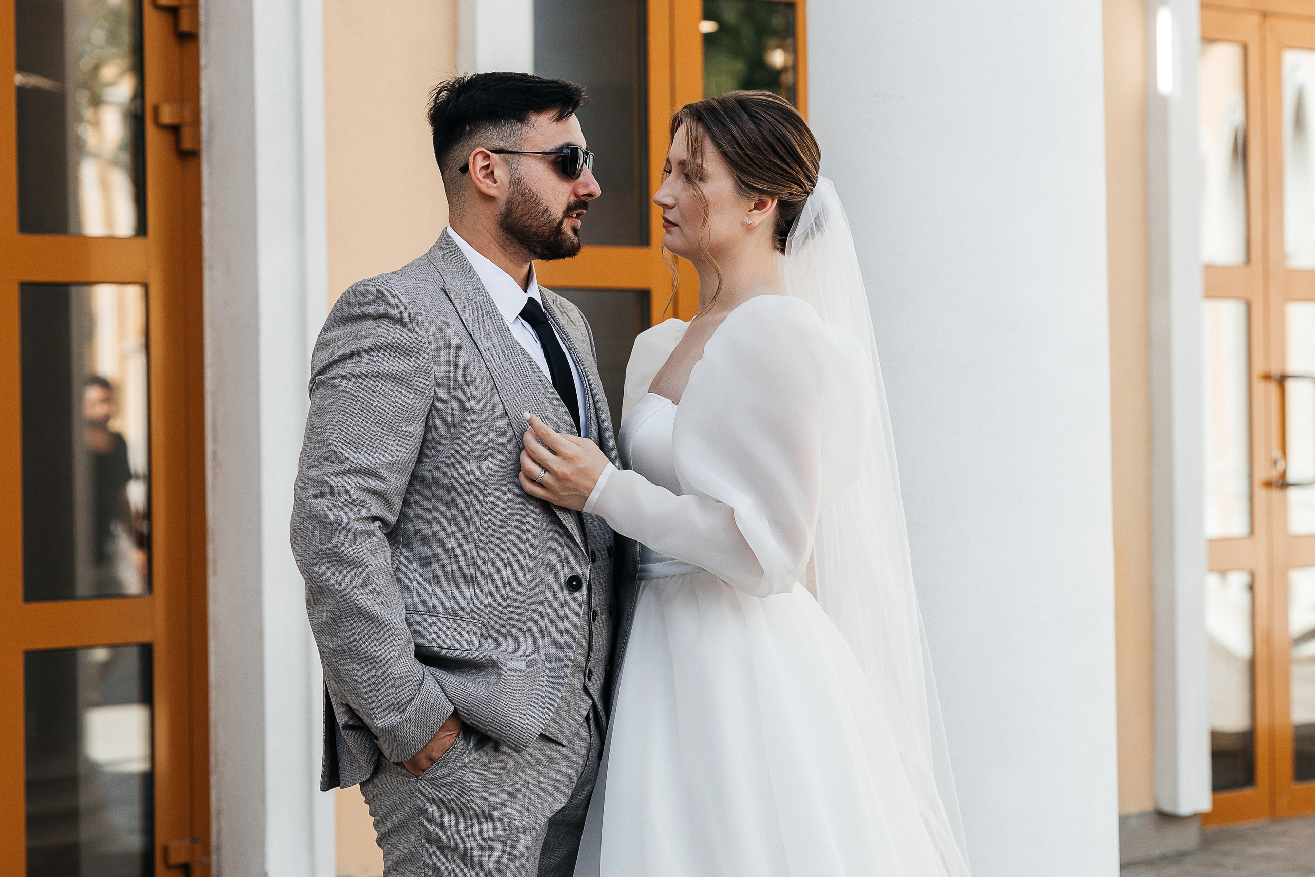 Свадебная фотосессия пары в номере отеля. Олег Сверчков | Свадебный фотограф Вологда