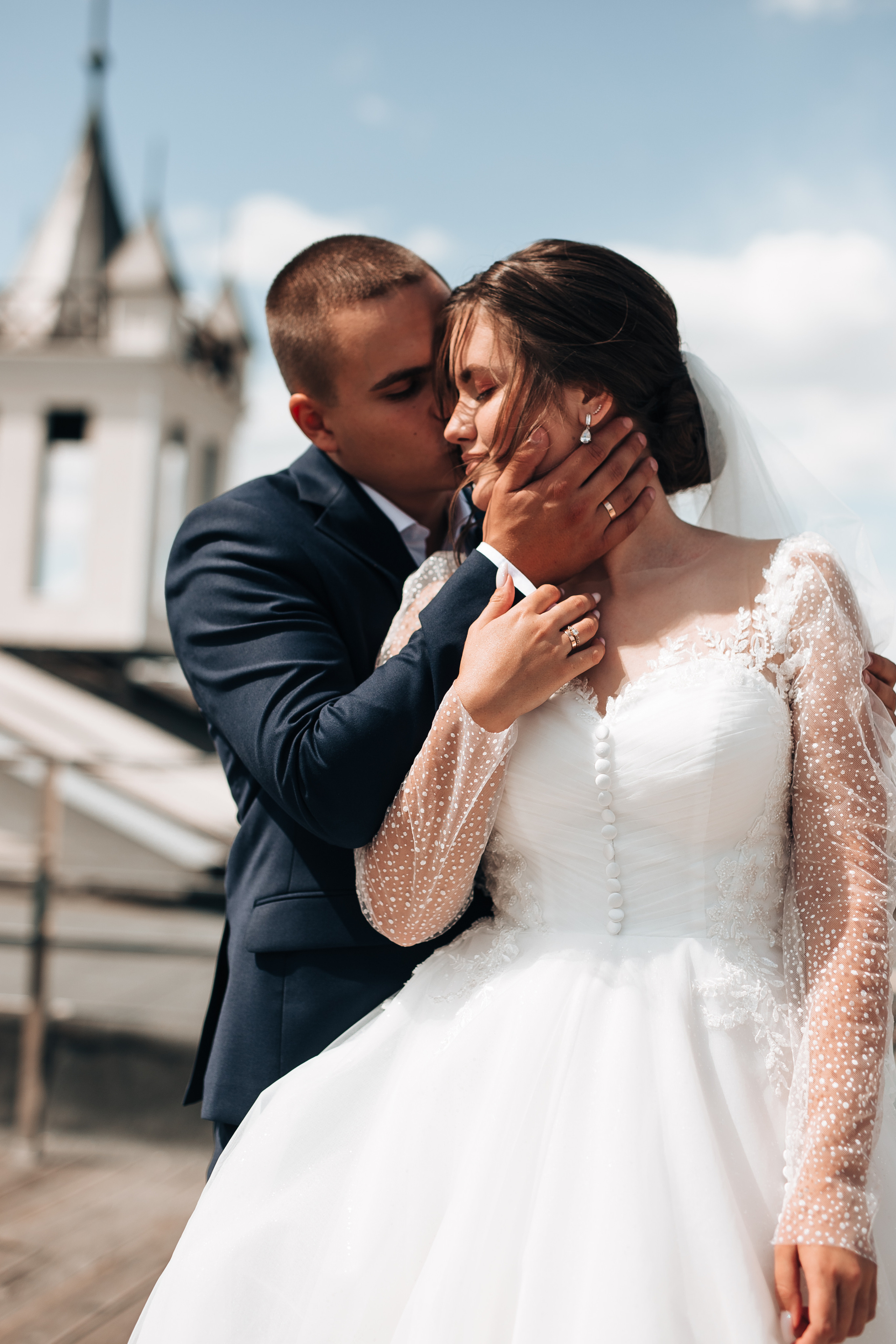 фотосессия жениха и невесты на крыше в жаркий солнечный день