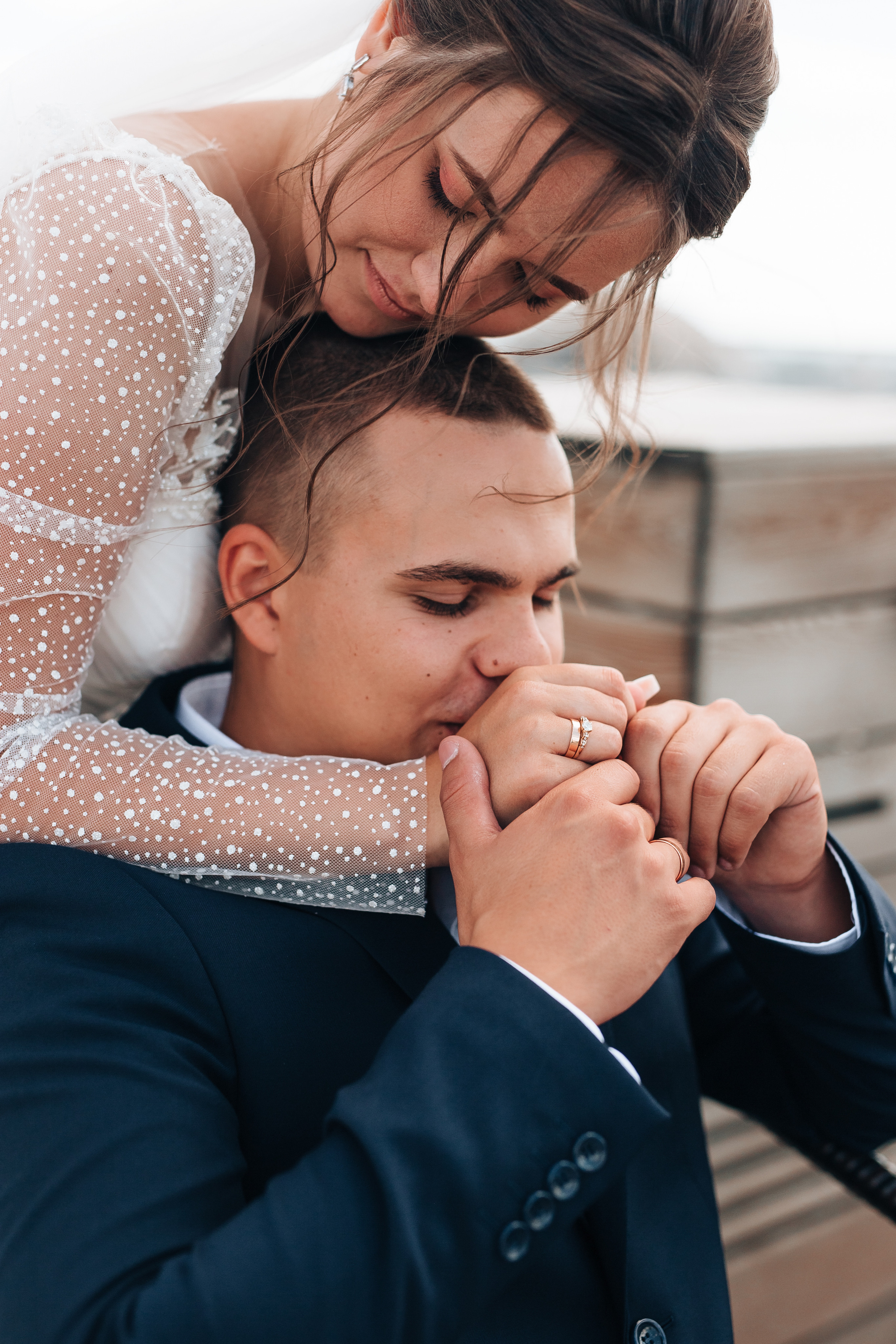 Жених целует руки невесты