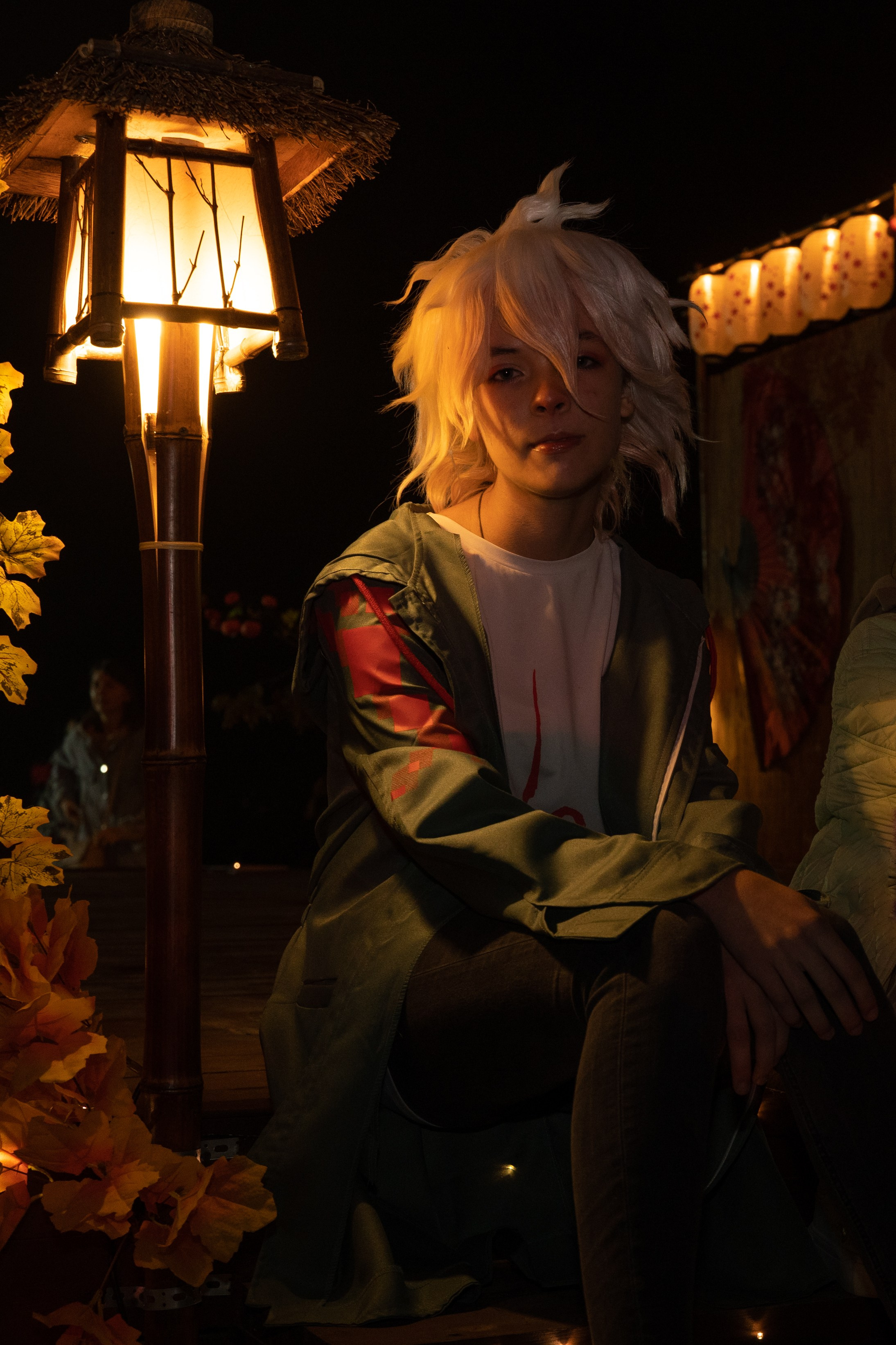 Сад Эниси Комаэда Нагито сидит возле фонаря косплей фотосет