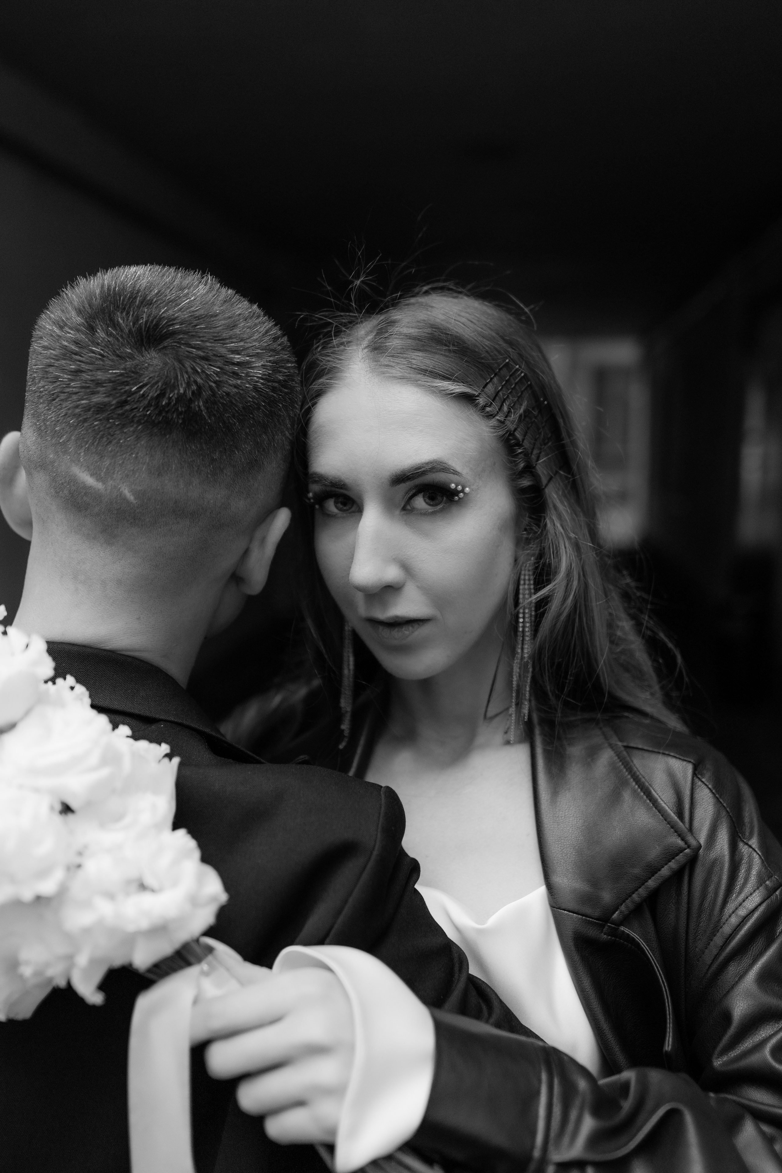 Жених стоит затылком а невеста смотрит в кадр