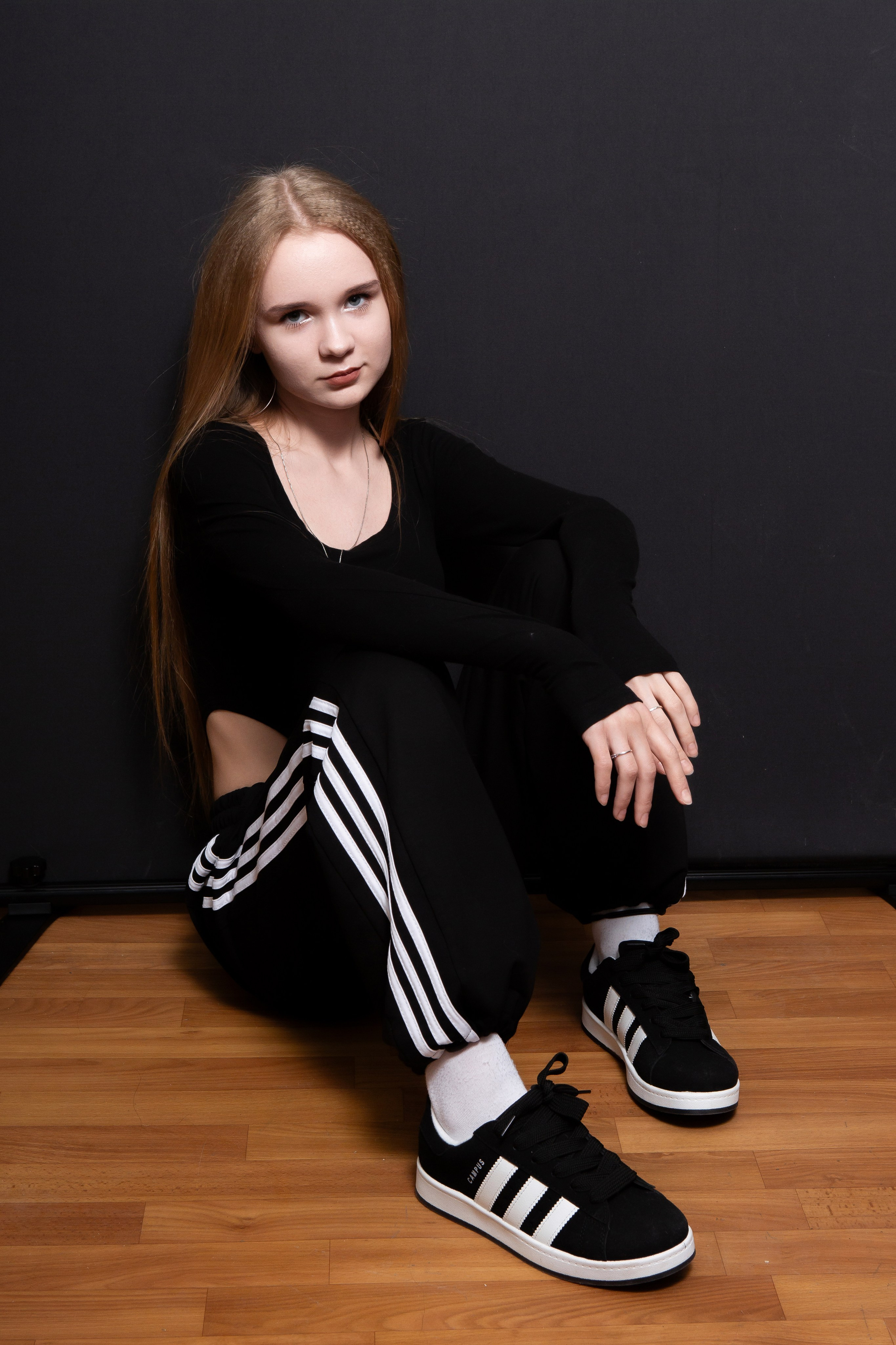 Портретная фотосессия для учеников 9 класса на чёрном фоне | Школьный фотограф Николай Богатырёв | Твой альбом / Твои правила. ТВОЙ АЛЬБОМ / ТВОИ ПРАВИЛА