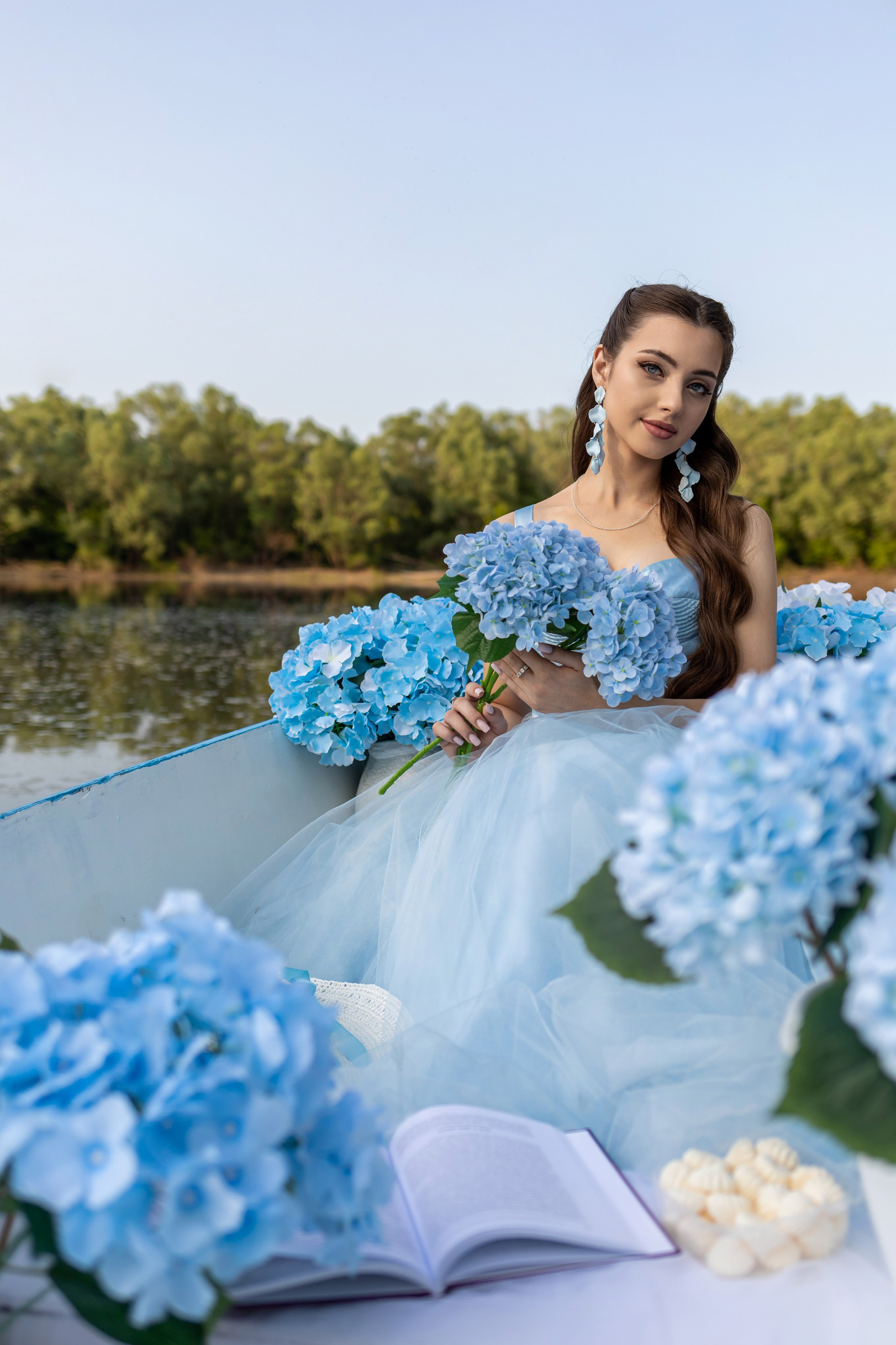 Фотопроект на лодке с голубыми гортензиями. Фотограф в городе Салават