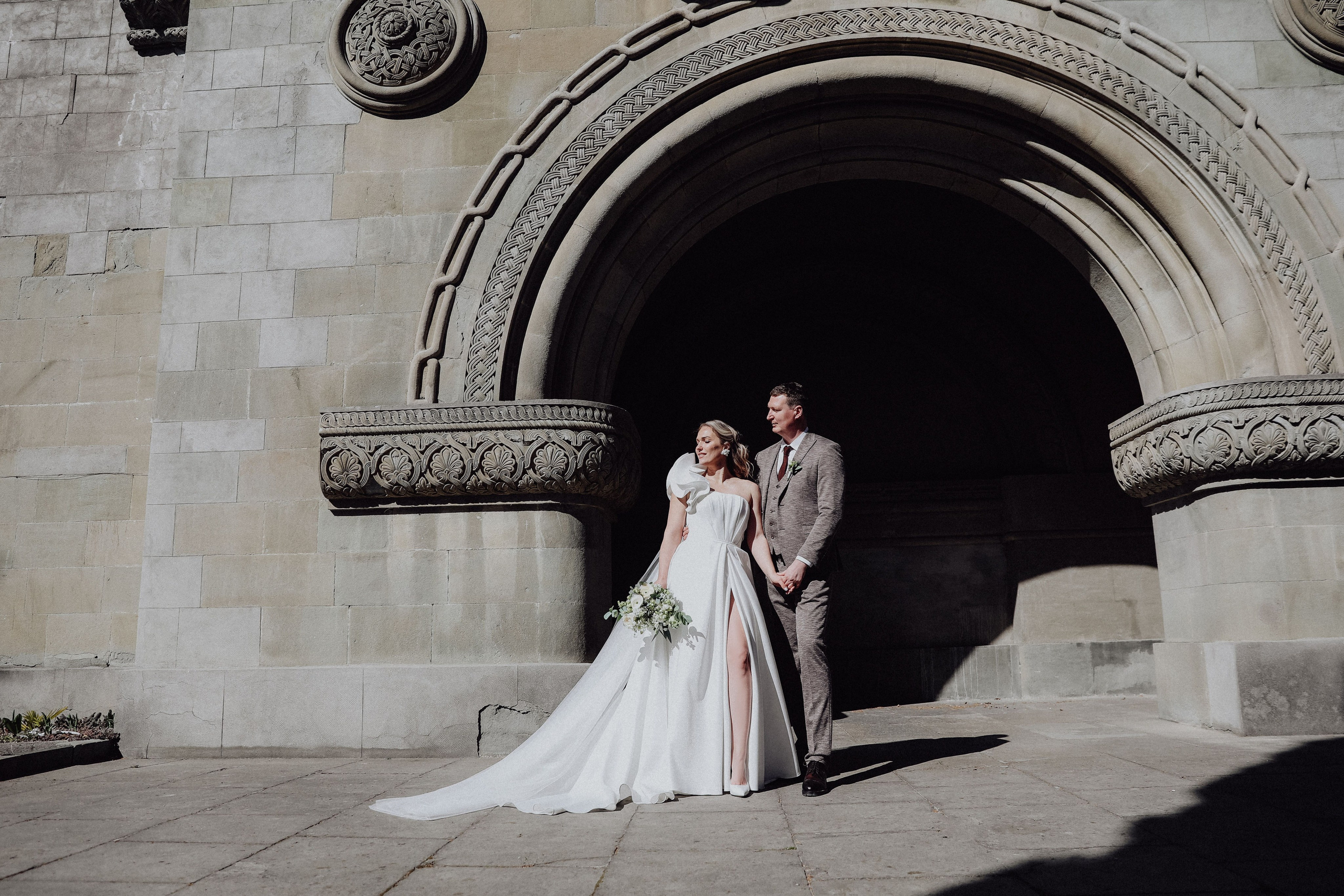 пара в свадебных нарядах на фоне армянской церкви в Крыму