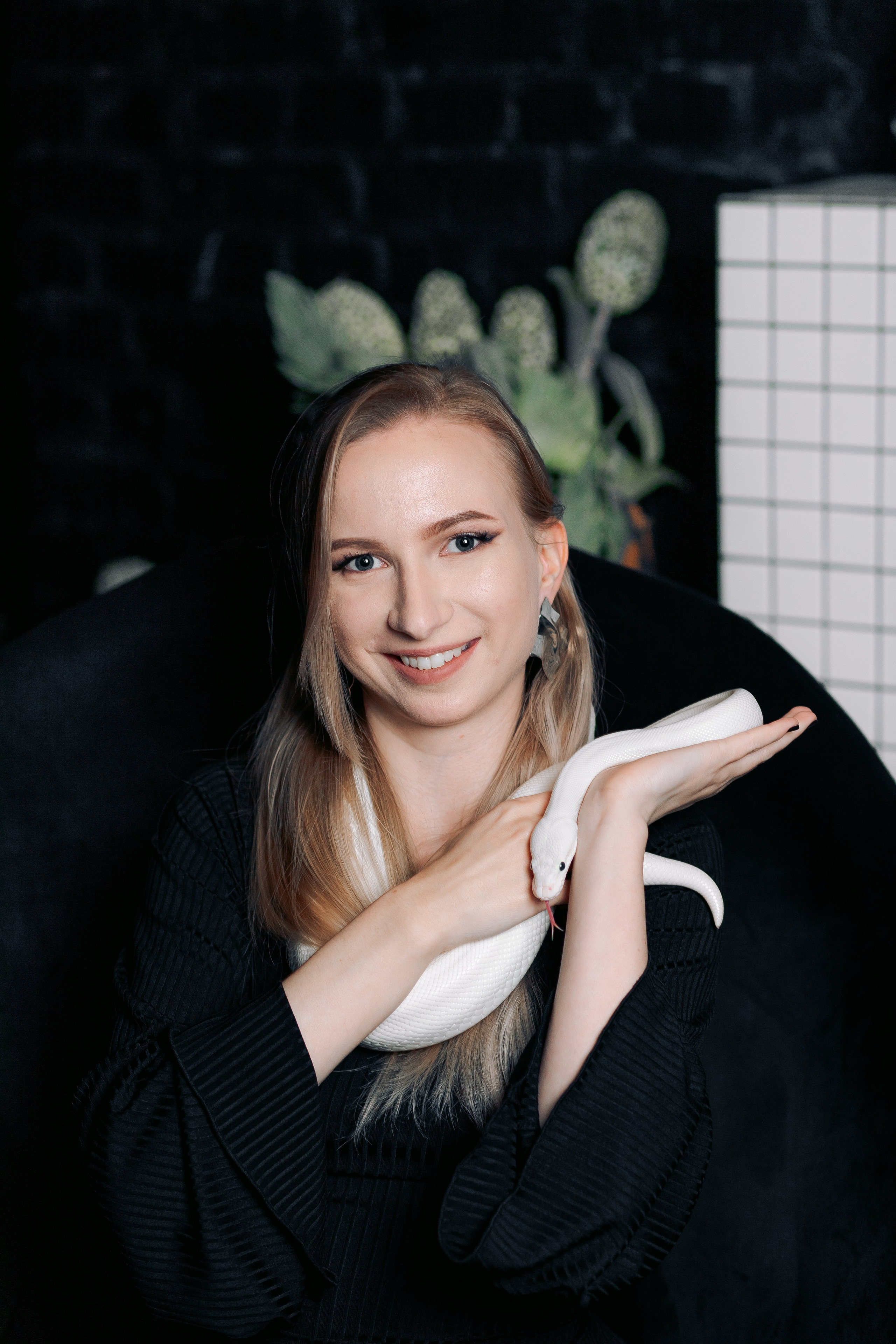 Фотосессия сестер с фотостудии с белой змеей в Санкт-Петербурге. Фотограф в Санкт-Петербурге, Анна Скворцова