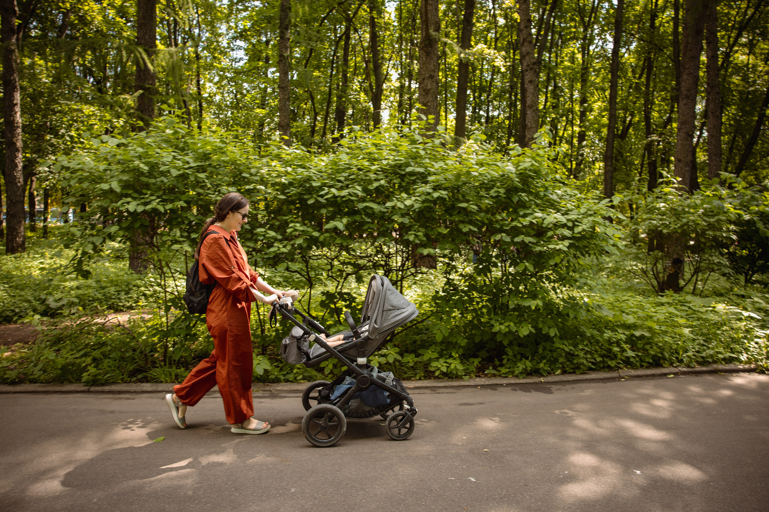 Настя с сыном у Alma-Mater. Ваш семейный newborn и lifestyle фотограф в СПБ Наталья Журавлева