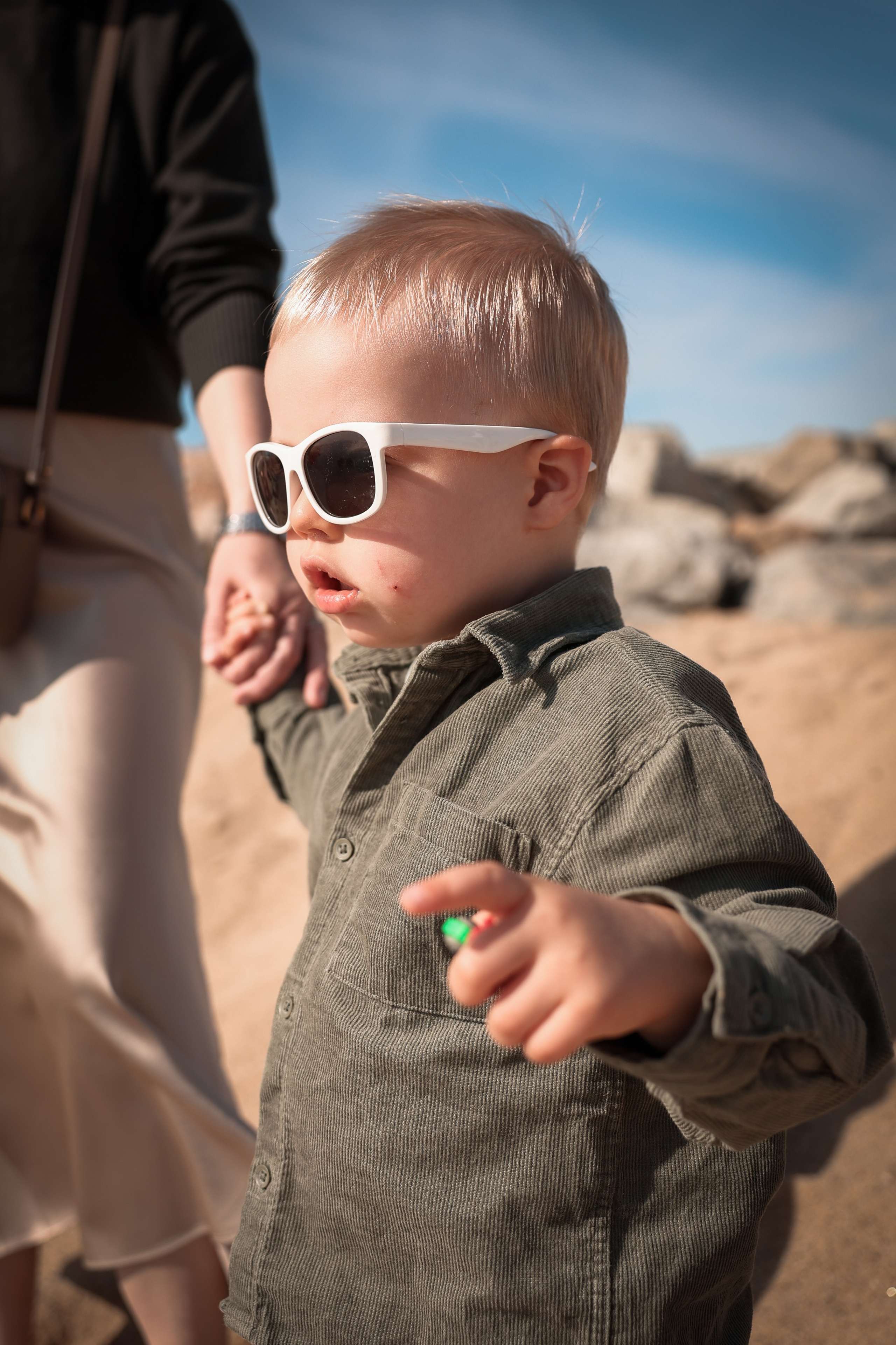 Seashore with a toddler. Natalia Zhuravleva|family, newborn, maternity photographer in Barcelona