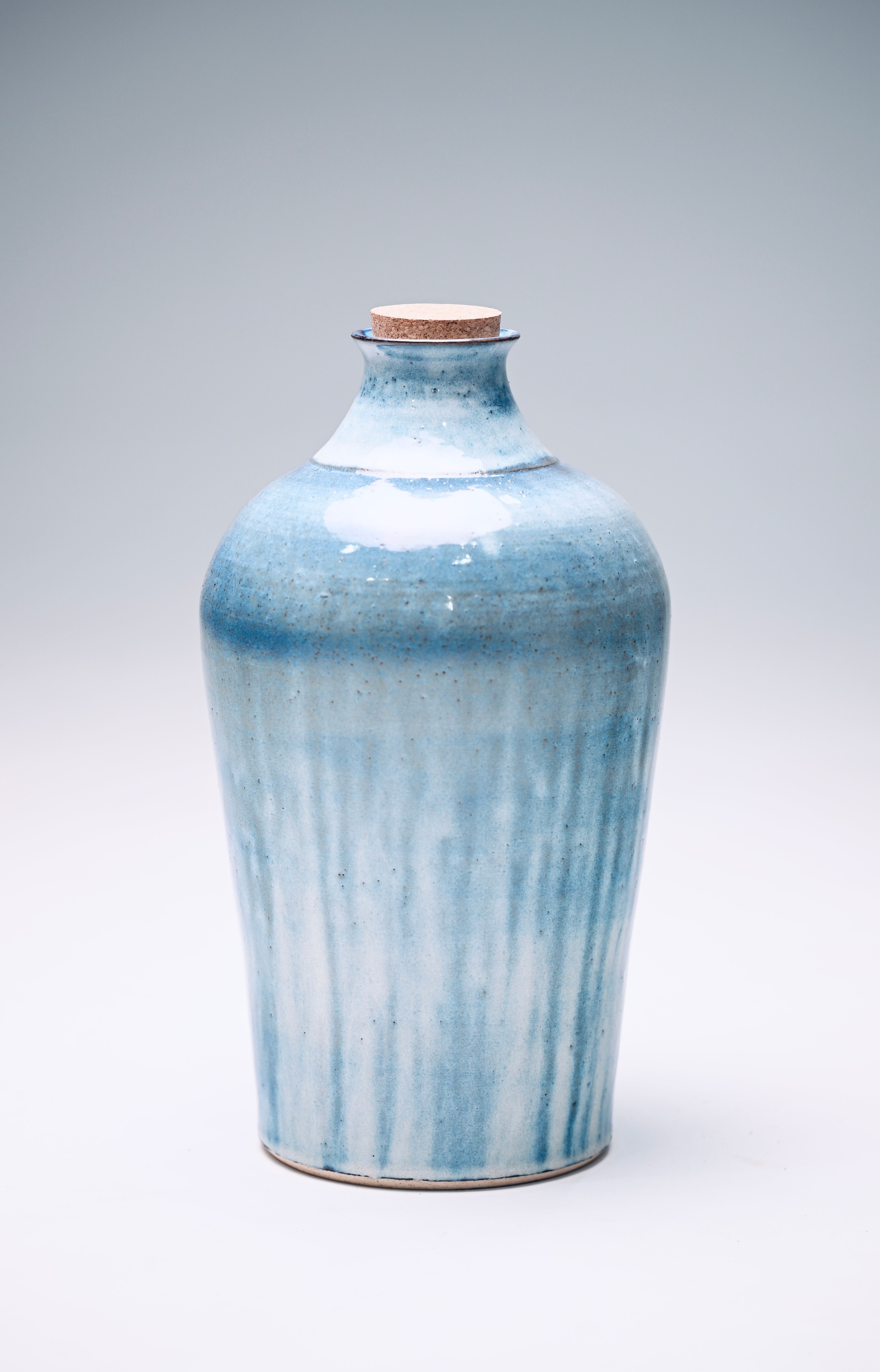 «Туман». 2025. Высота 44 см. Сосуд несёт в себе и густоту сырого воздуха, и молчание рыбака, что не ждёт улова, а просто плывёт сквозь млечное марево. Это не сосуд для воды — это сама вода, хранящая в себе голос леса, шаги, колыбельную, пролитую в реку.