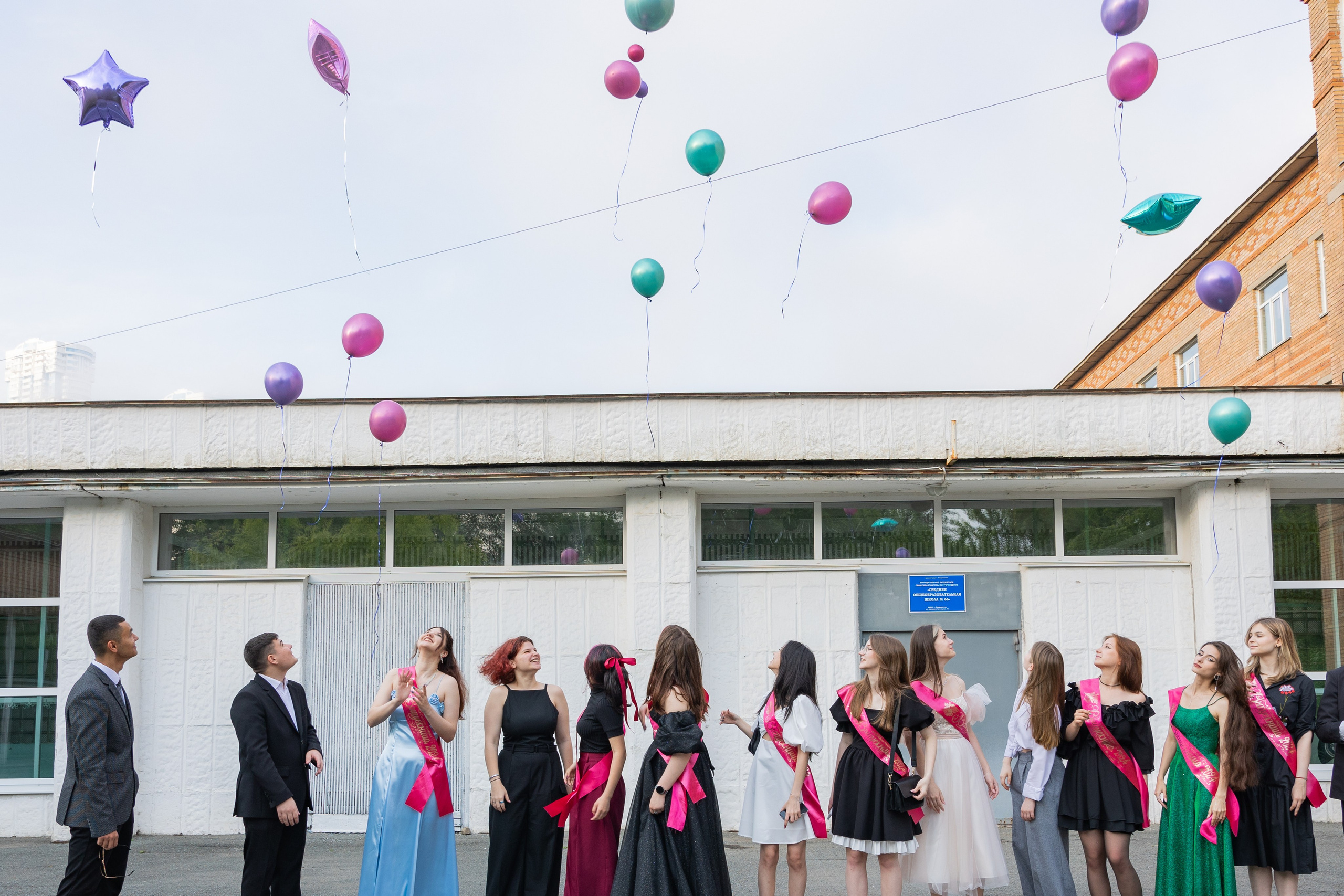 Вручение атестатов в школе № 66. Выпускные альбомы во Владивостоке