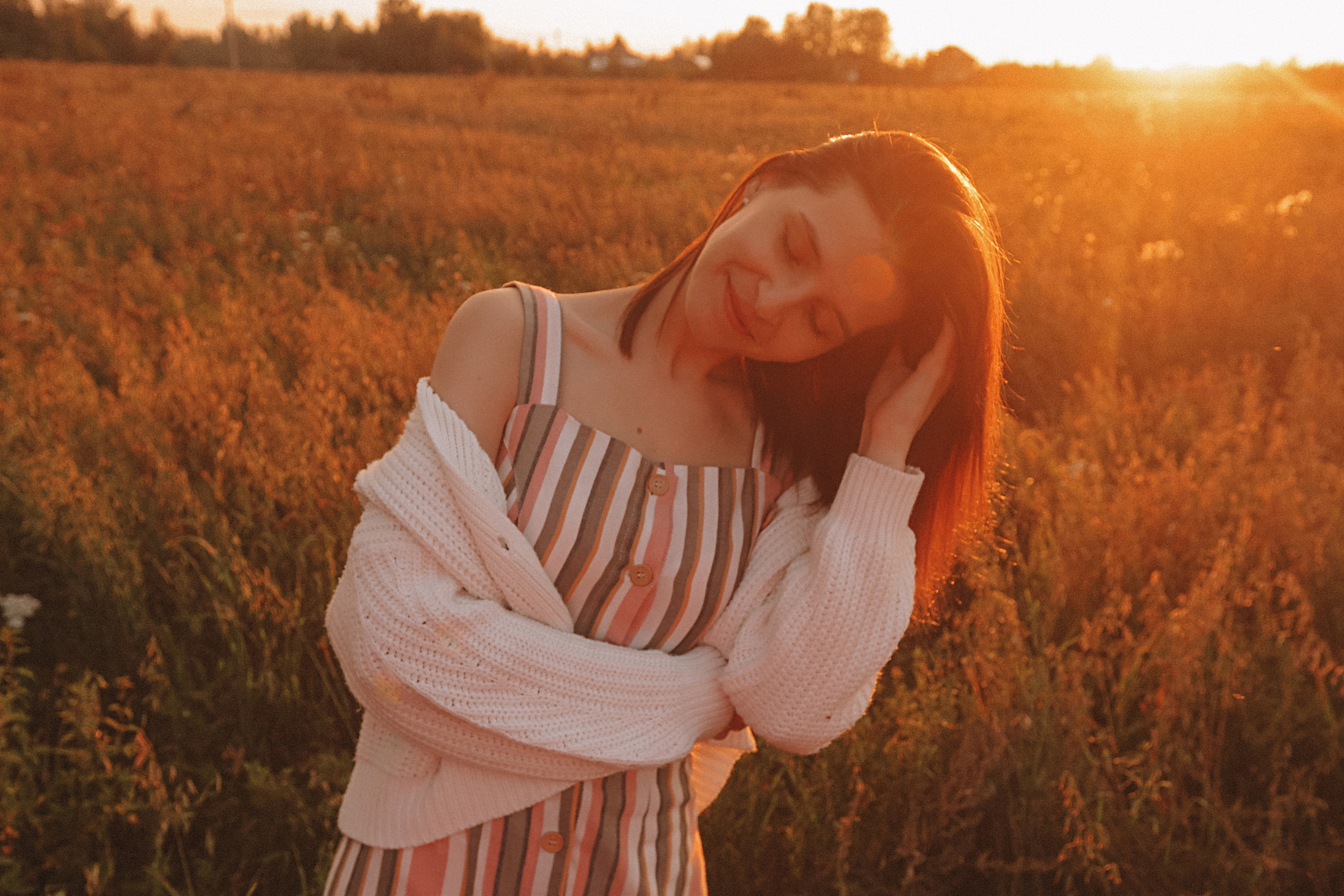 Поле love story на закате. Семейный фотограф Тюмень, фотограф на роды Салмина Мария