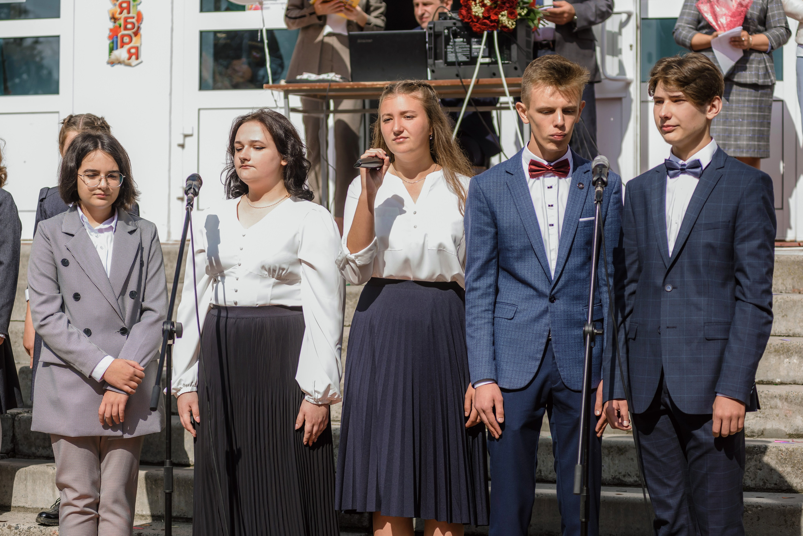 Линейка 11-е классы 2023. Фотограф Галина Лисанова, г. Брянск