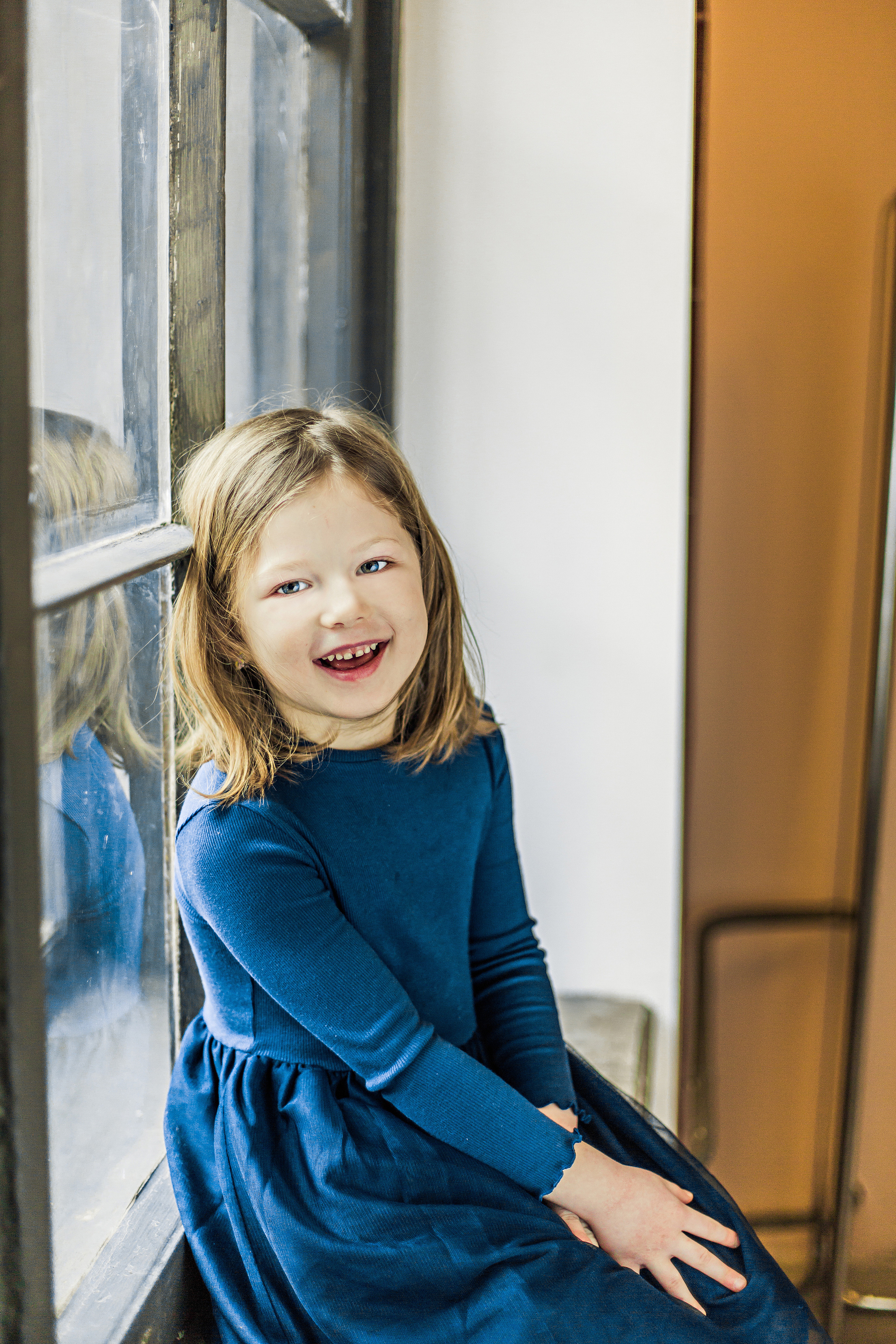 Маленькие брат с сестрой на фотосессии в студии Pavilion. Детский, свадебный и семейный фотограф Юлия Курбатова, Санкт-Петербург