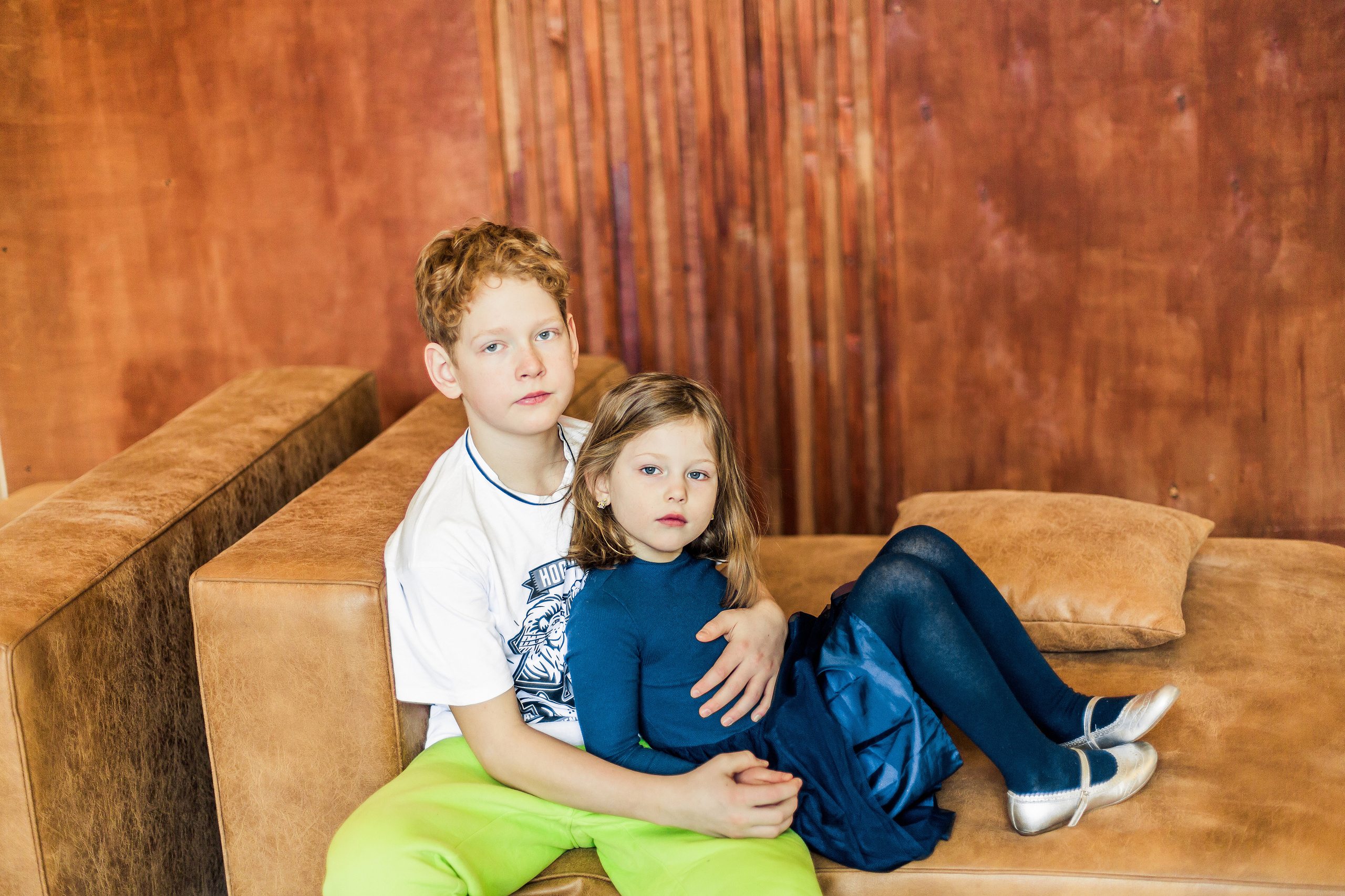 Маленькие брат с сестрой на фотосессии в студии Pavilion. Детский, свадебный и семейный фотограф Юлия Курбатова, Санкт-Петербург