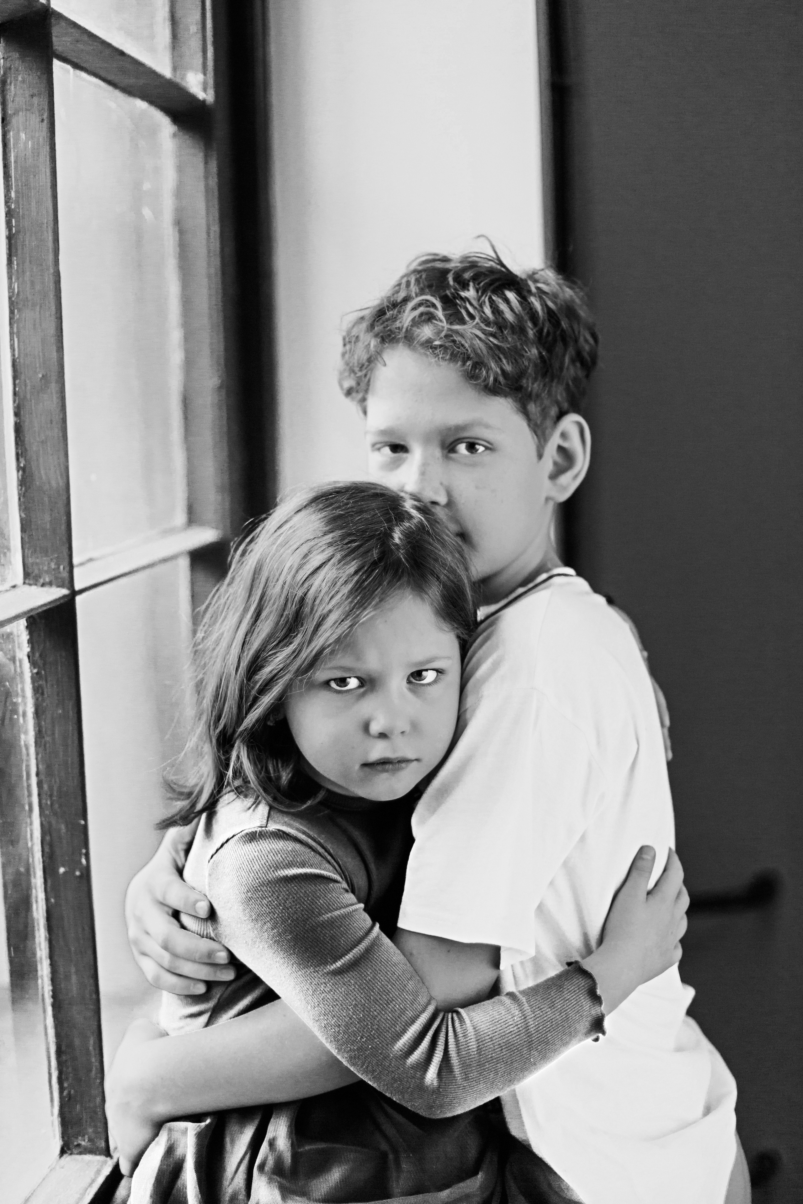 Маленькие брат с сестрой на фотосессии в студии Pavilion. Детский, свадебный и семейный фотограф Юлия Курбатова, Санкт-Петербург