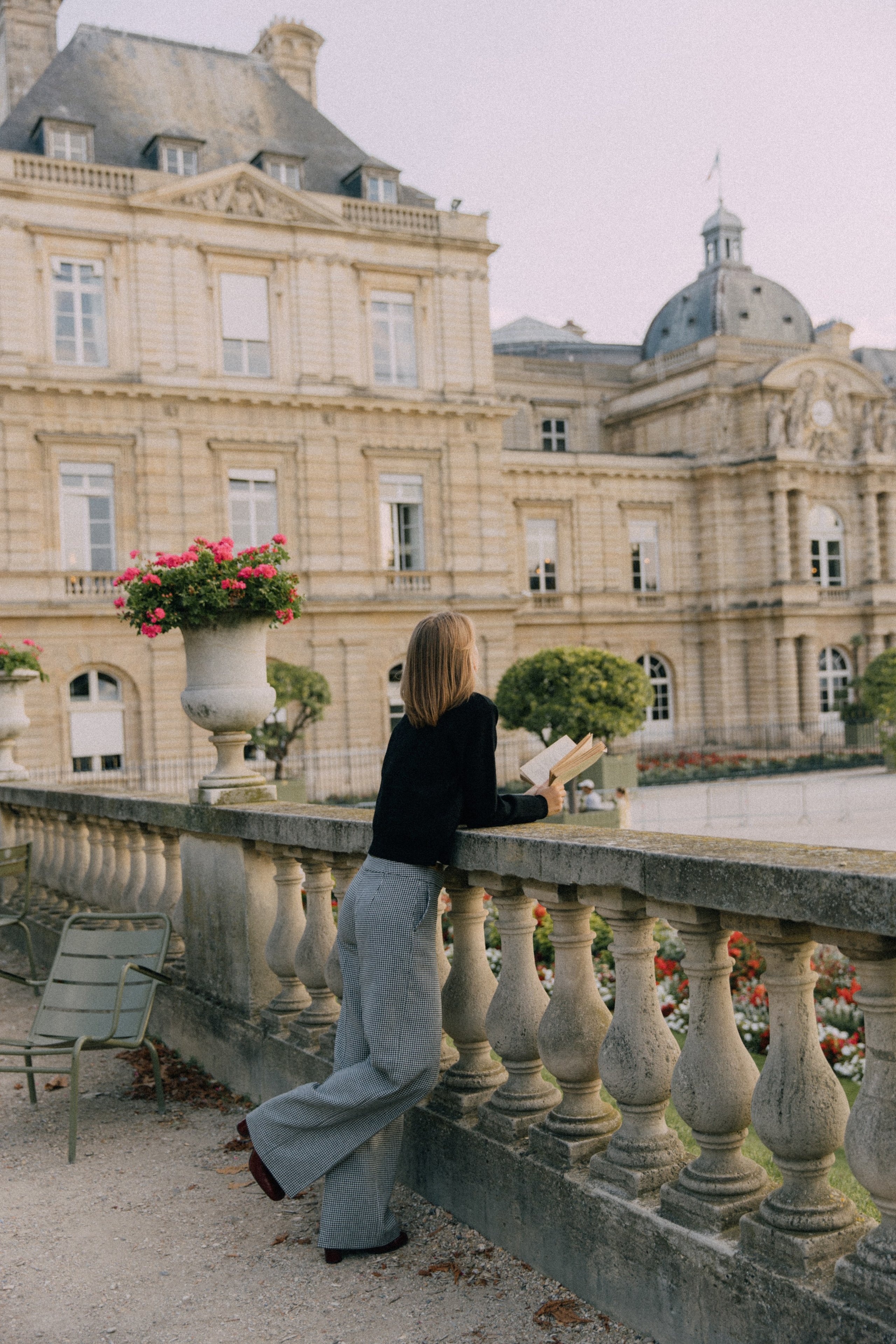 September sun. Photographer in Paris