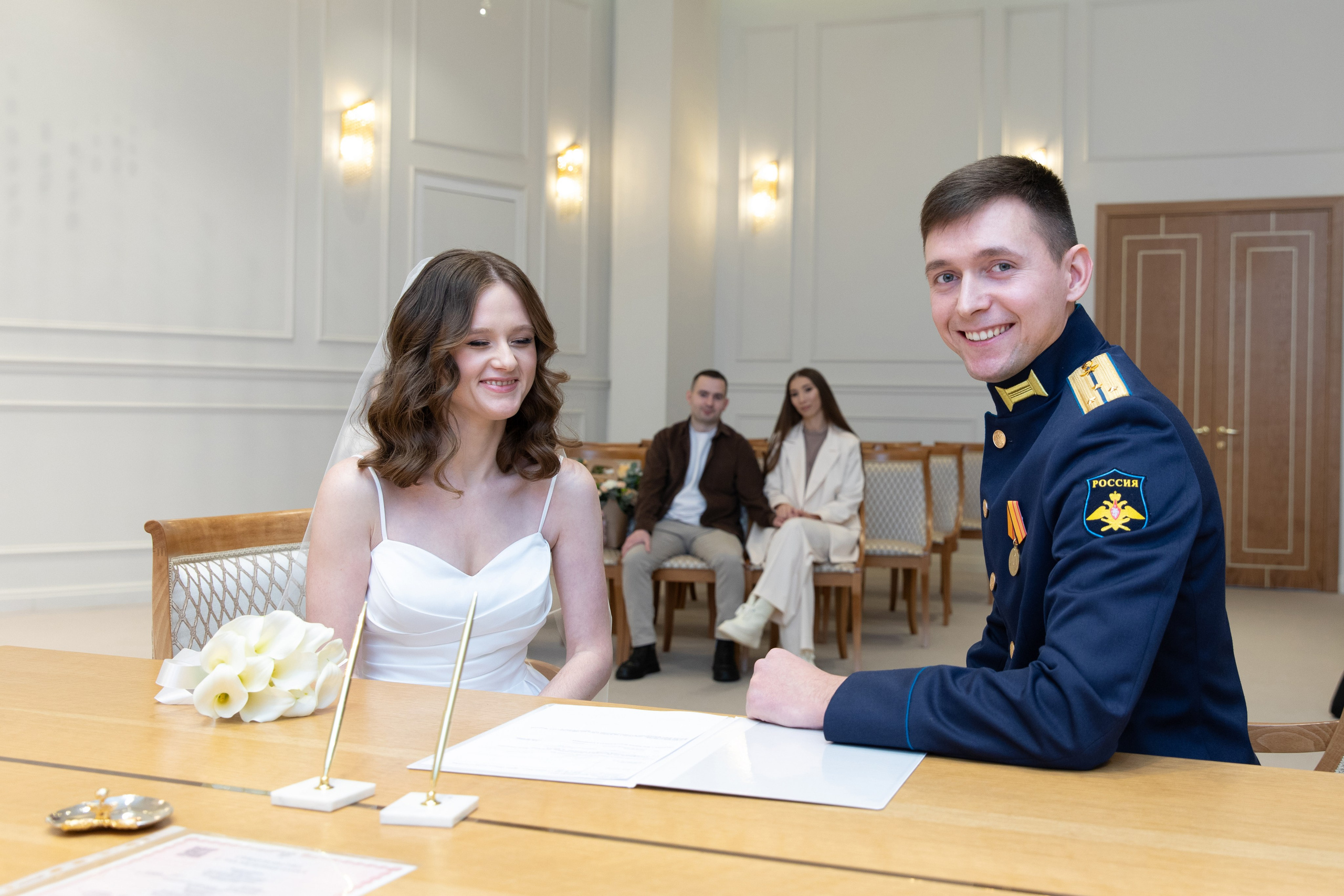 свадебная фотография где жених с невестой расписываются а загсе 