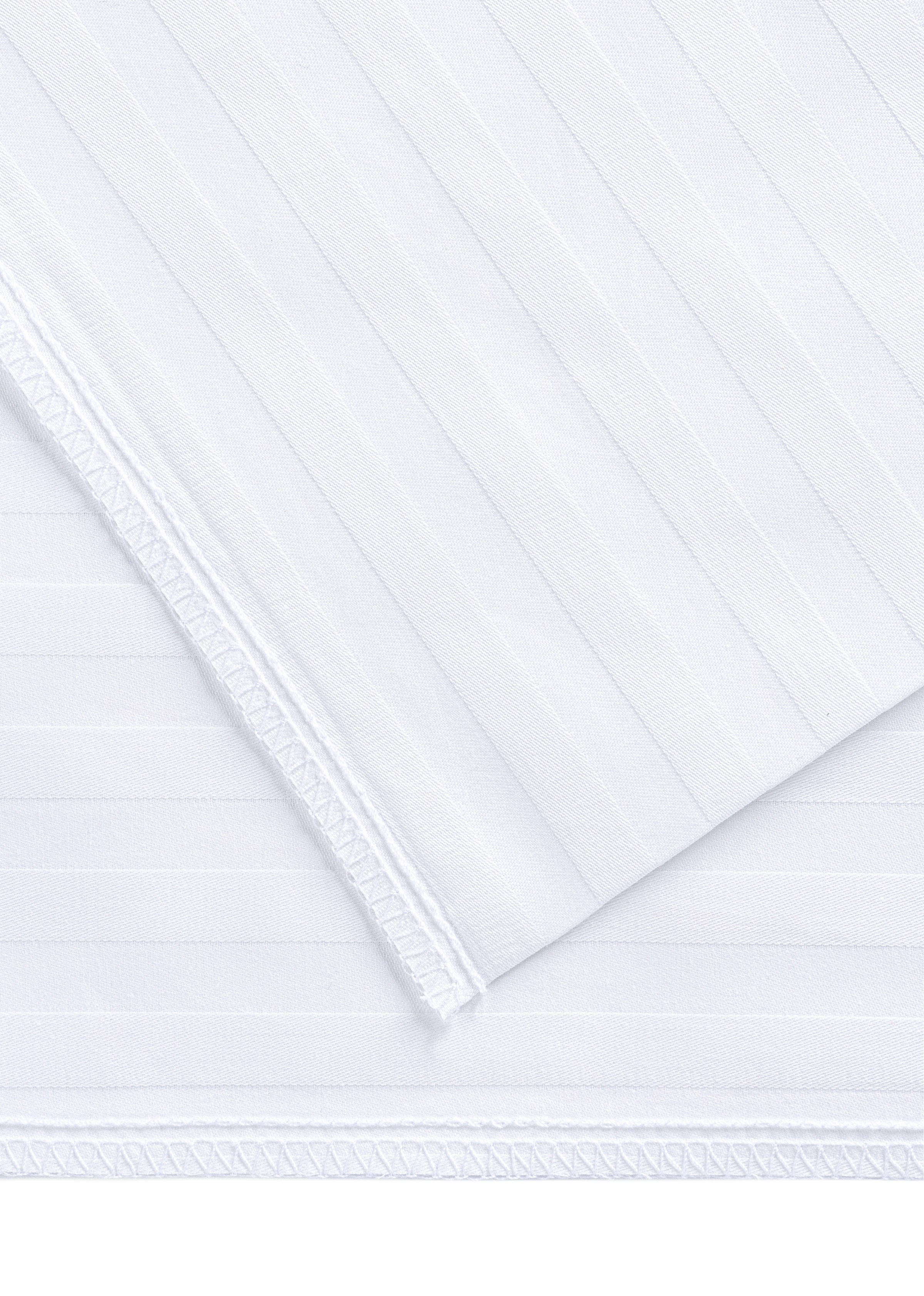 Детализация швов на белье с узором страйп | Фото для портфолио