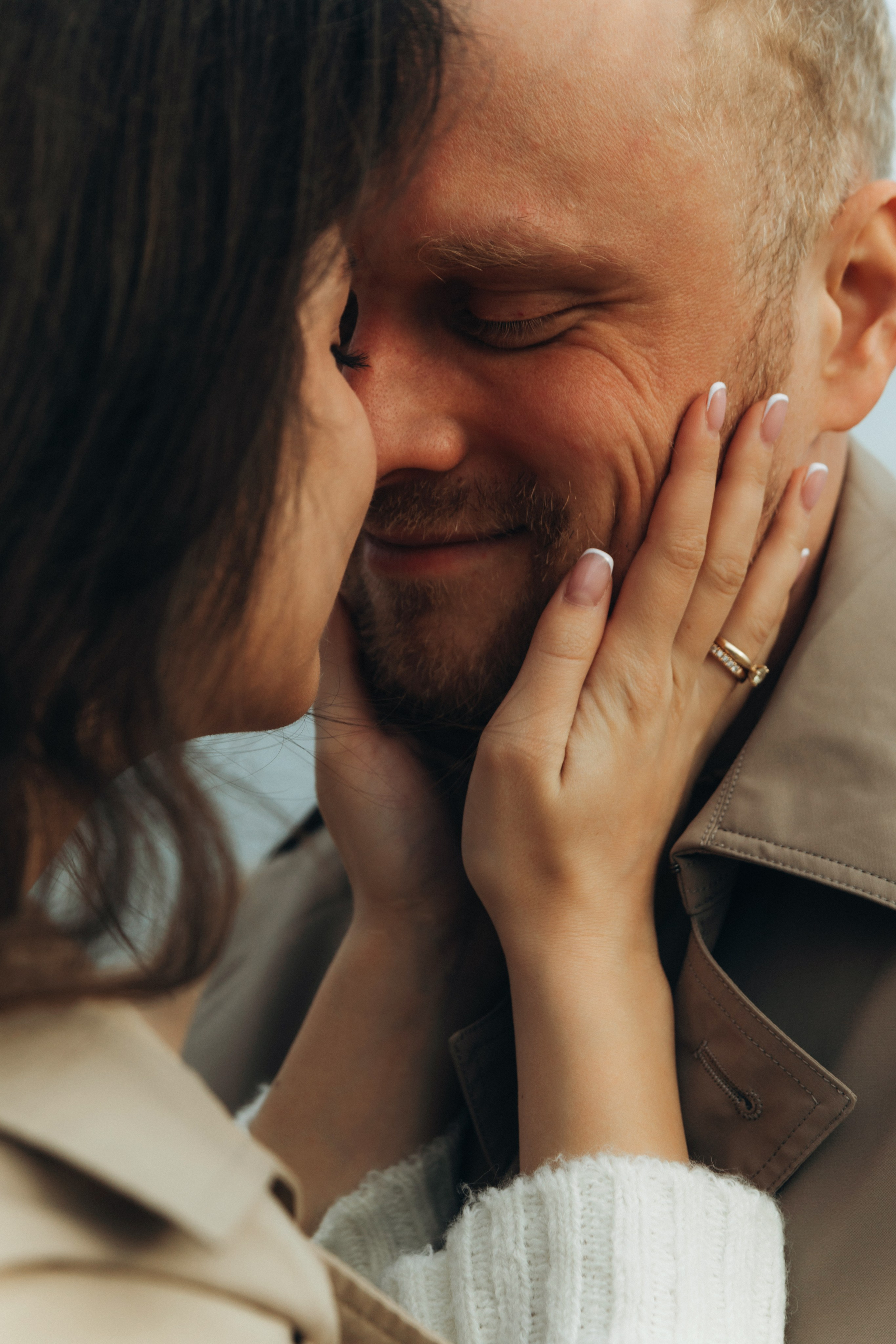 Портрет счастливой семьи на берегу Финского залива, закат, тёплый свет.