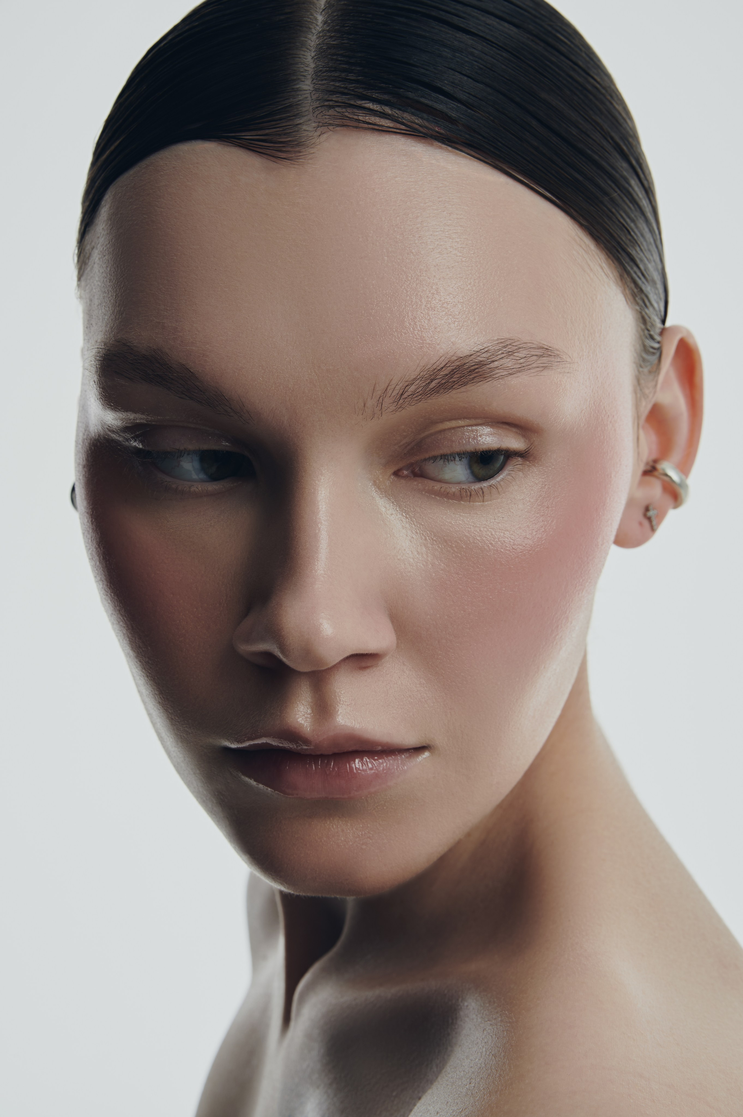 Студийная бьюти-съёмка — Артём ГалицкийПровожу профессиональные бьюти-съёмки в студии: фокус на коже, макияже, деталях и световом рисунке. Работаю с косметическими брендами, визажистами, продакшенами и креативными командами. Создаю чистые и выразительные бьюти-кадры для кампейнов, портфолио, каталога или социальных сетей.Грамотно выстраиваю свет, понимаю особенности работы с глянцем, текстурой кожи и бликами. Опыт в гаферстве помогает контролировать техническую часть съёмки — от расстановки оборудования до финального сетапа.