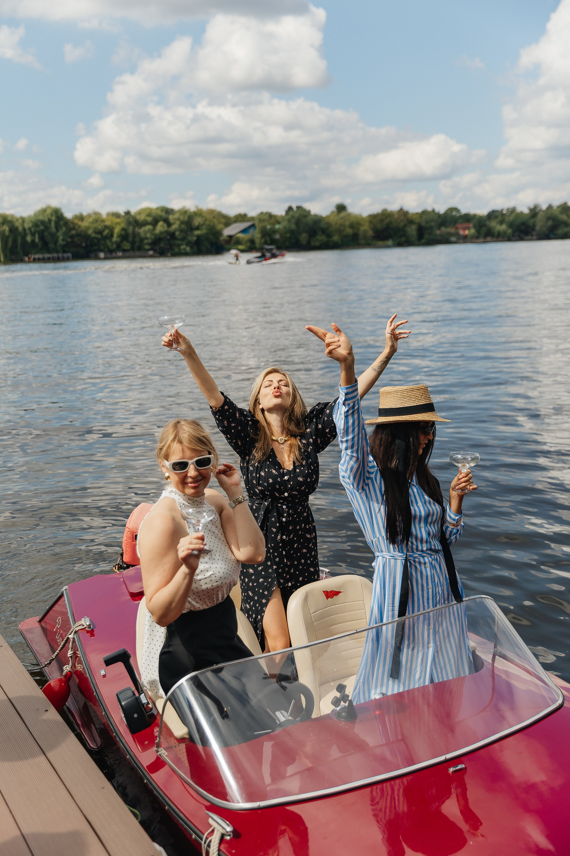 Девичник на ретро катерах. Фотограф Москва, Балашиха, МО. Свадьбы, репортажи, контент, портреты