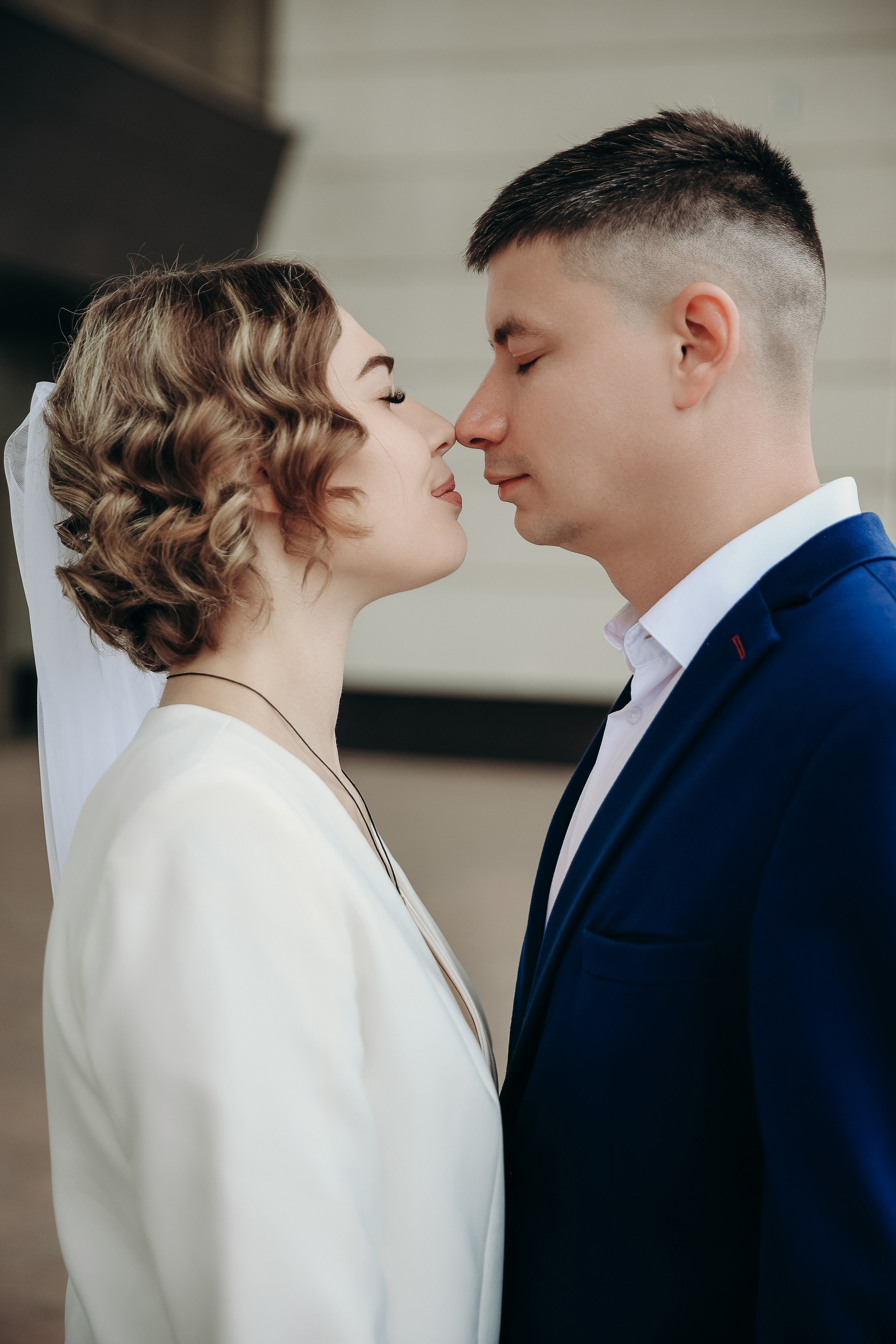 Свадебная прогулка в Екатерининском сквере 25.10.2024. Свадебный и семейный фотограф Виолетта Сидельникова. Краснодар, Россия, Беларусь, Европа