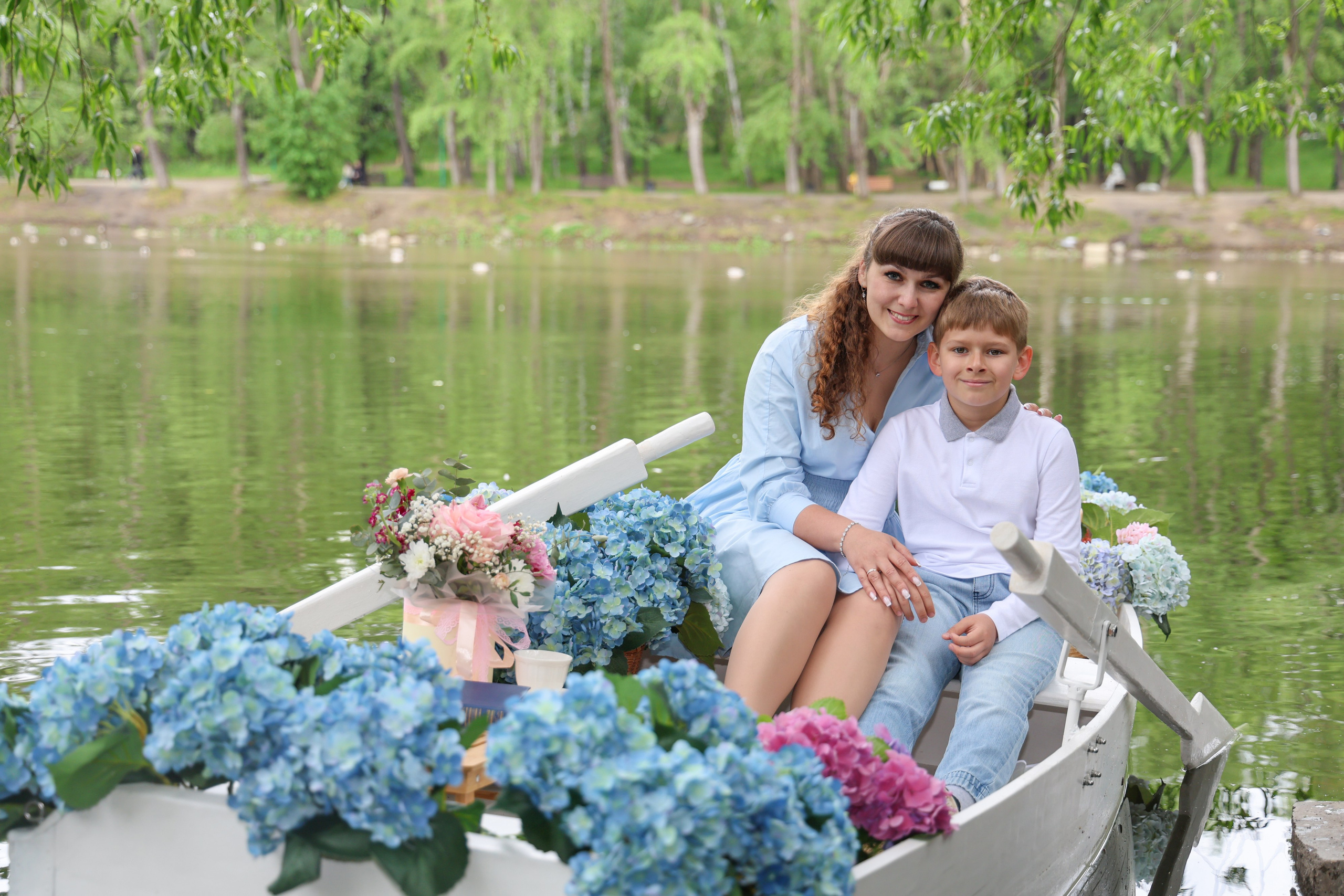 Фотосессия в лодке, лодка, озеро, платье, книга, шляпа, зонт, перчатки, весла, лето. Свадебный, семейный, женский и детский фотограф из Екатеринбурга