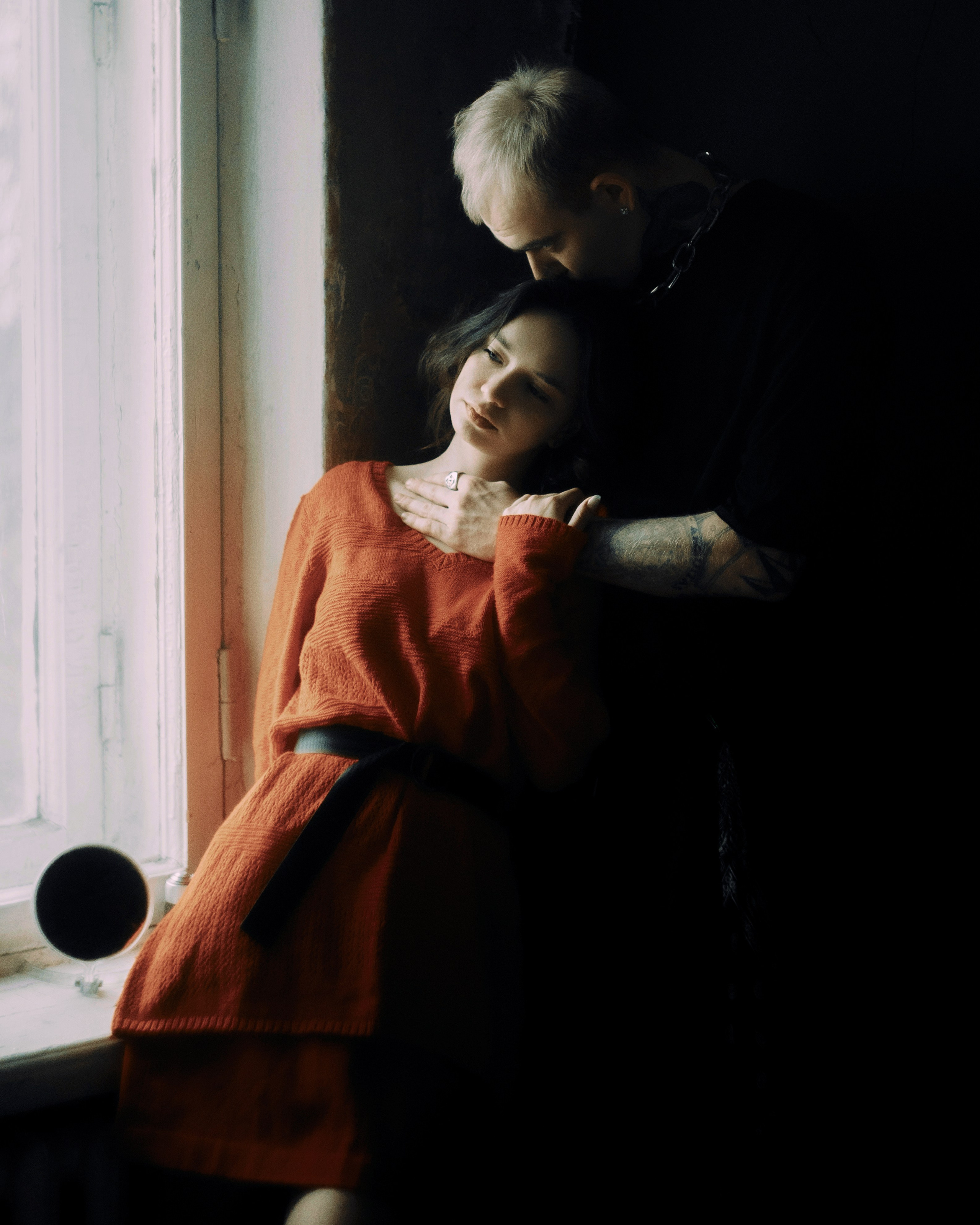 Лав стори фотосессия в Москве — объятия у окна, красное винтажное платье, киношный свет, фотограф для пар