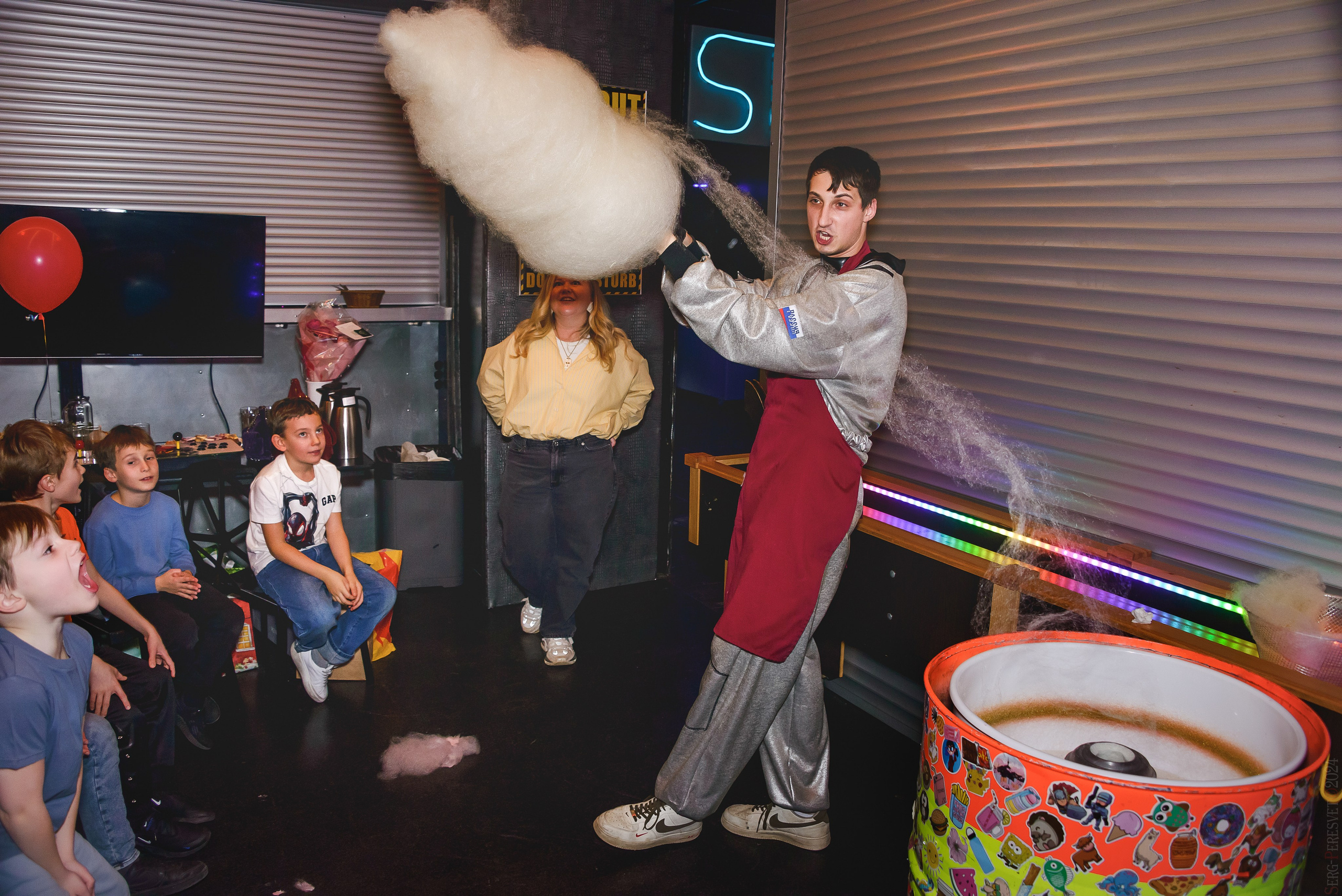 День рождения — шоу 2024-25: мафия, сахарная вата, бумажная дискотека, пиньята, зеркальный лабиринт. Ваш фотограф на праздник в Москве, Раменском, Жуковском, Люберцах